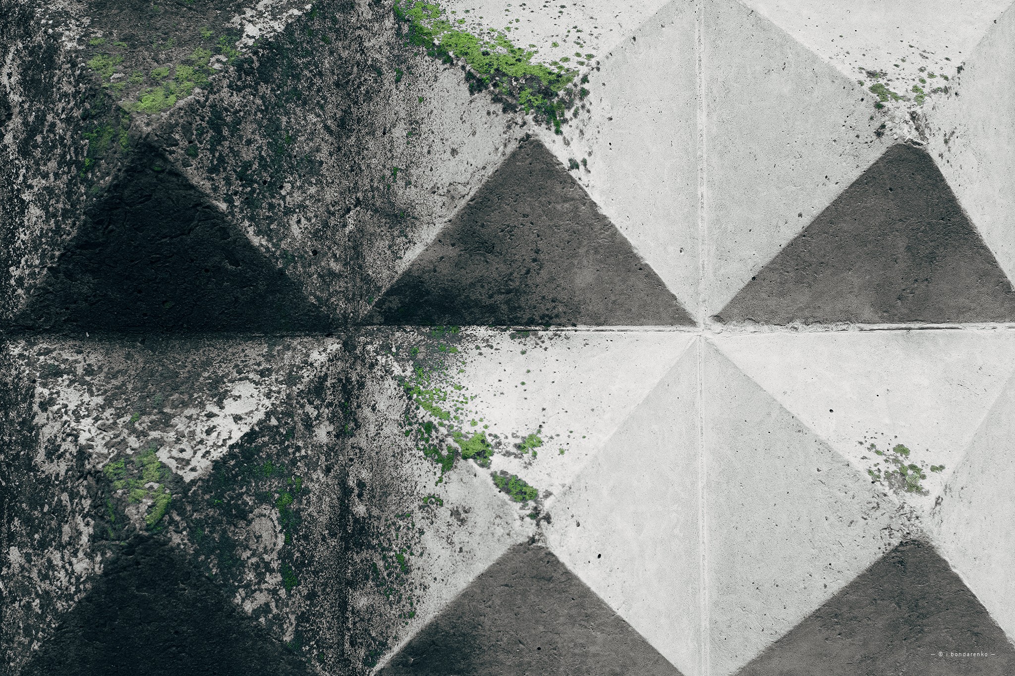Concrete fence with geometric pattern and moss HD Wallpaper