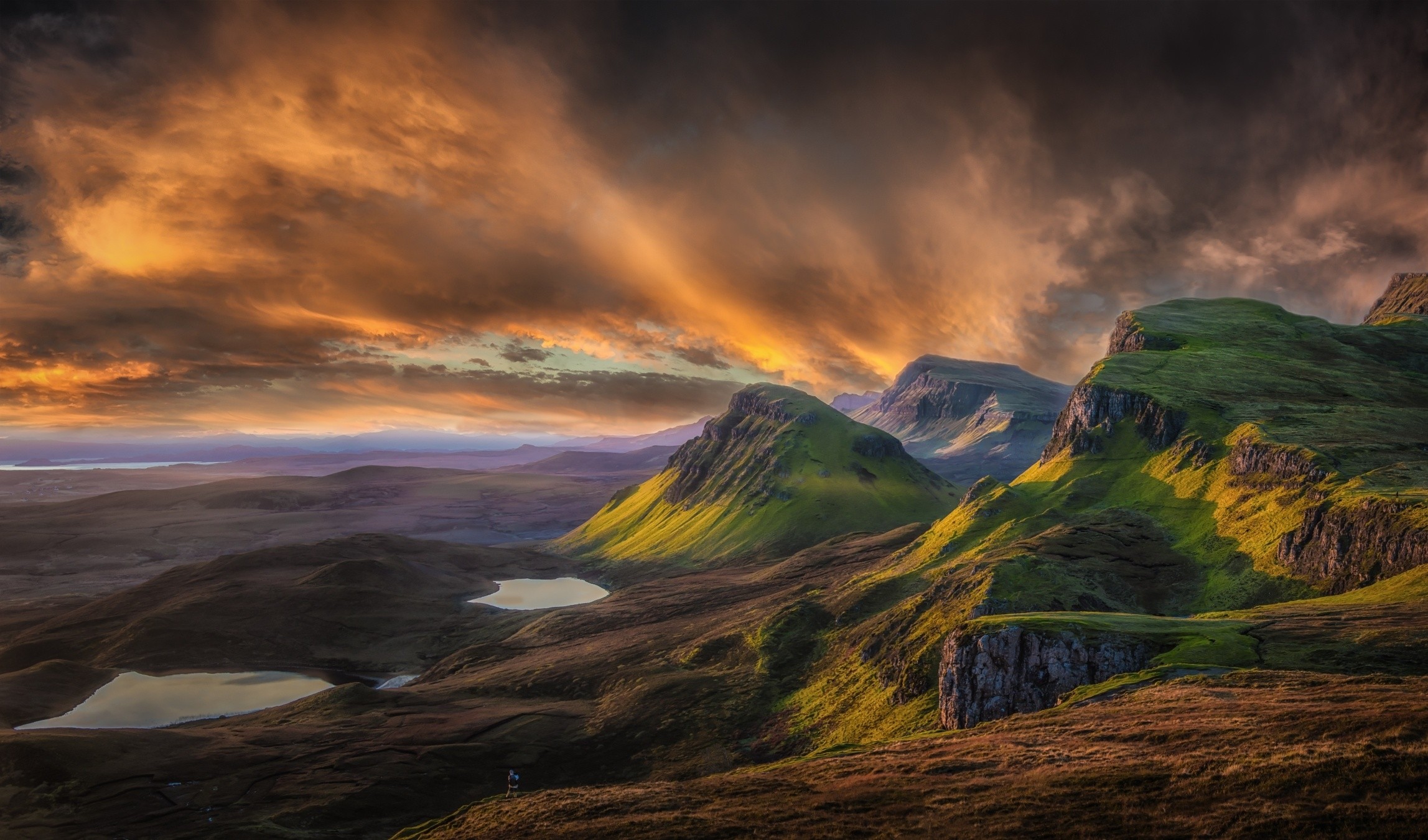 Dramatic sunset over Quiraing mountains in Scotland HD Wallpaper