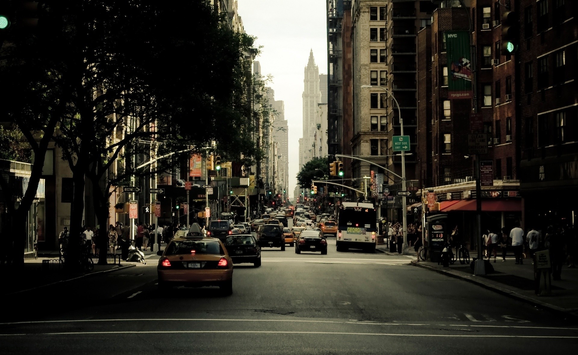 New York City street with traffic and buildings HD Wallpaper
