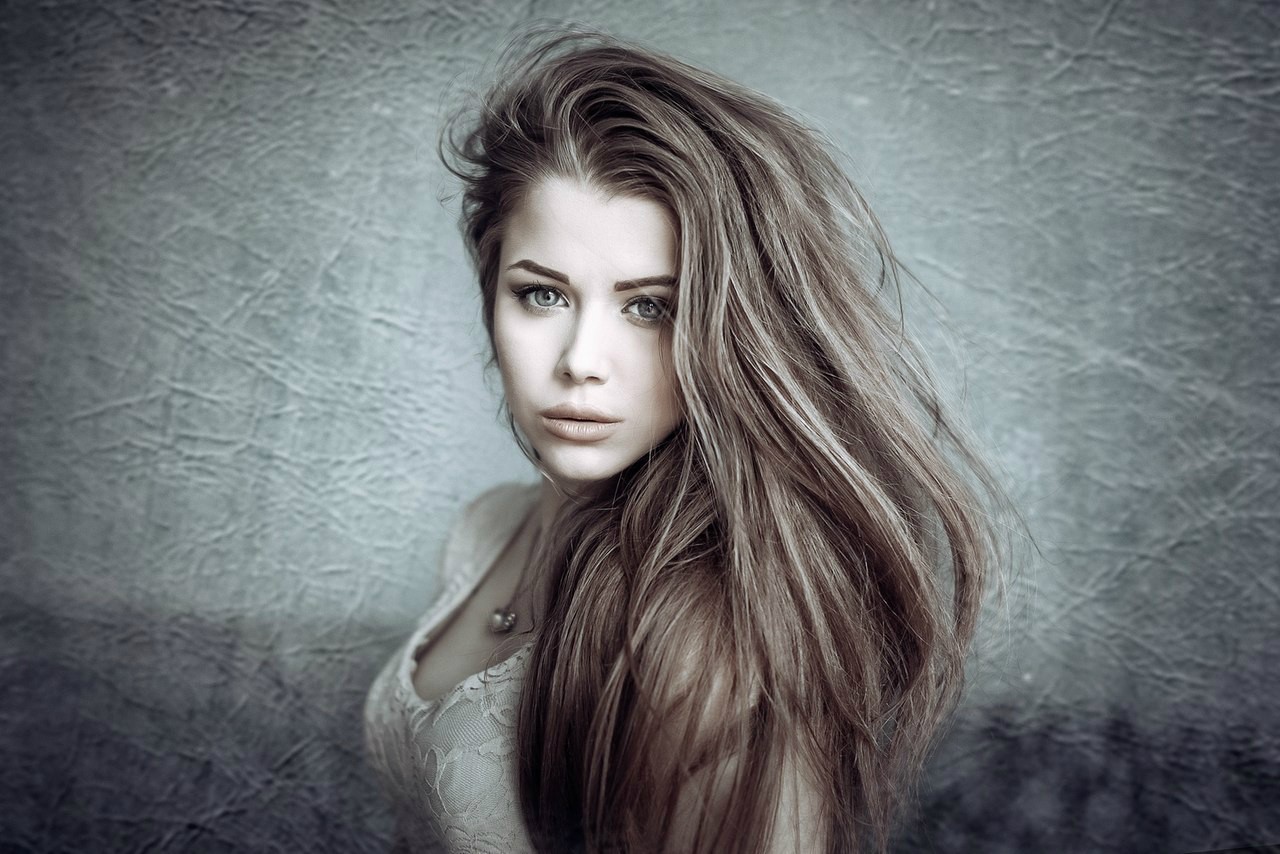 Woman with long brown hair and green eyes HD Wallpaper