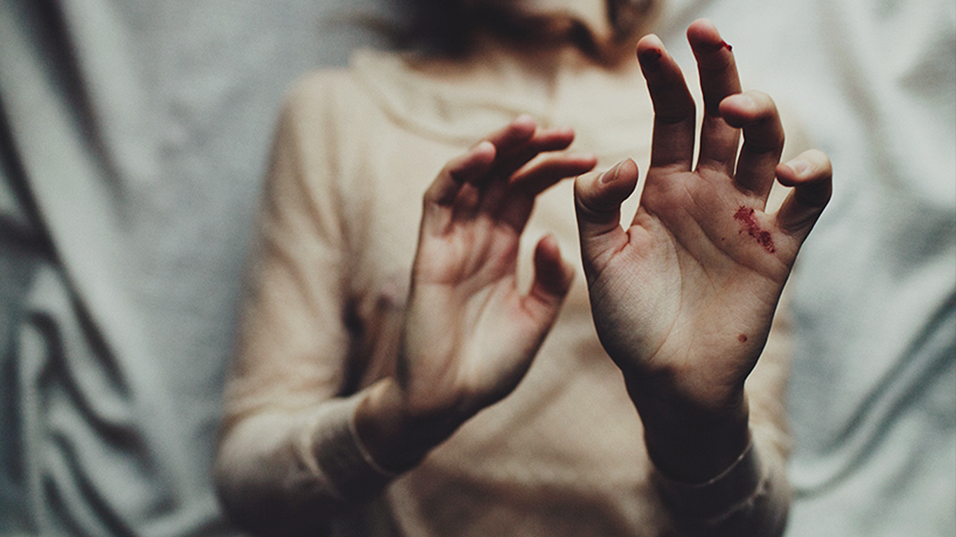 Woman's hands with bloodied wounds HD Wallpaper