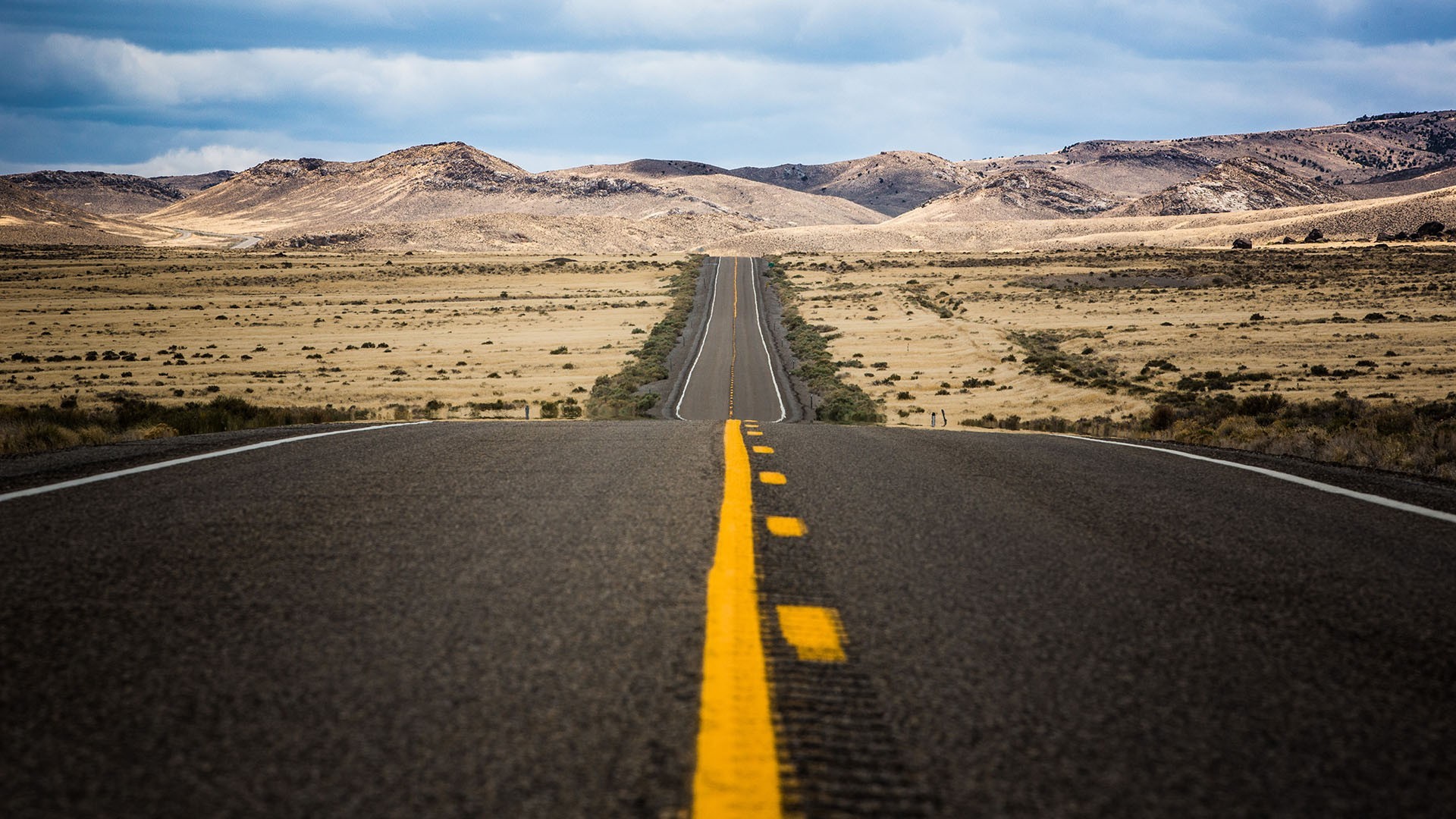 Long empty road through the desert landscape of Nevada HD Wallpaper