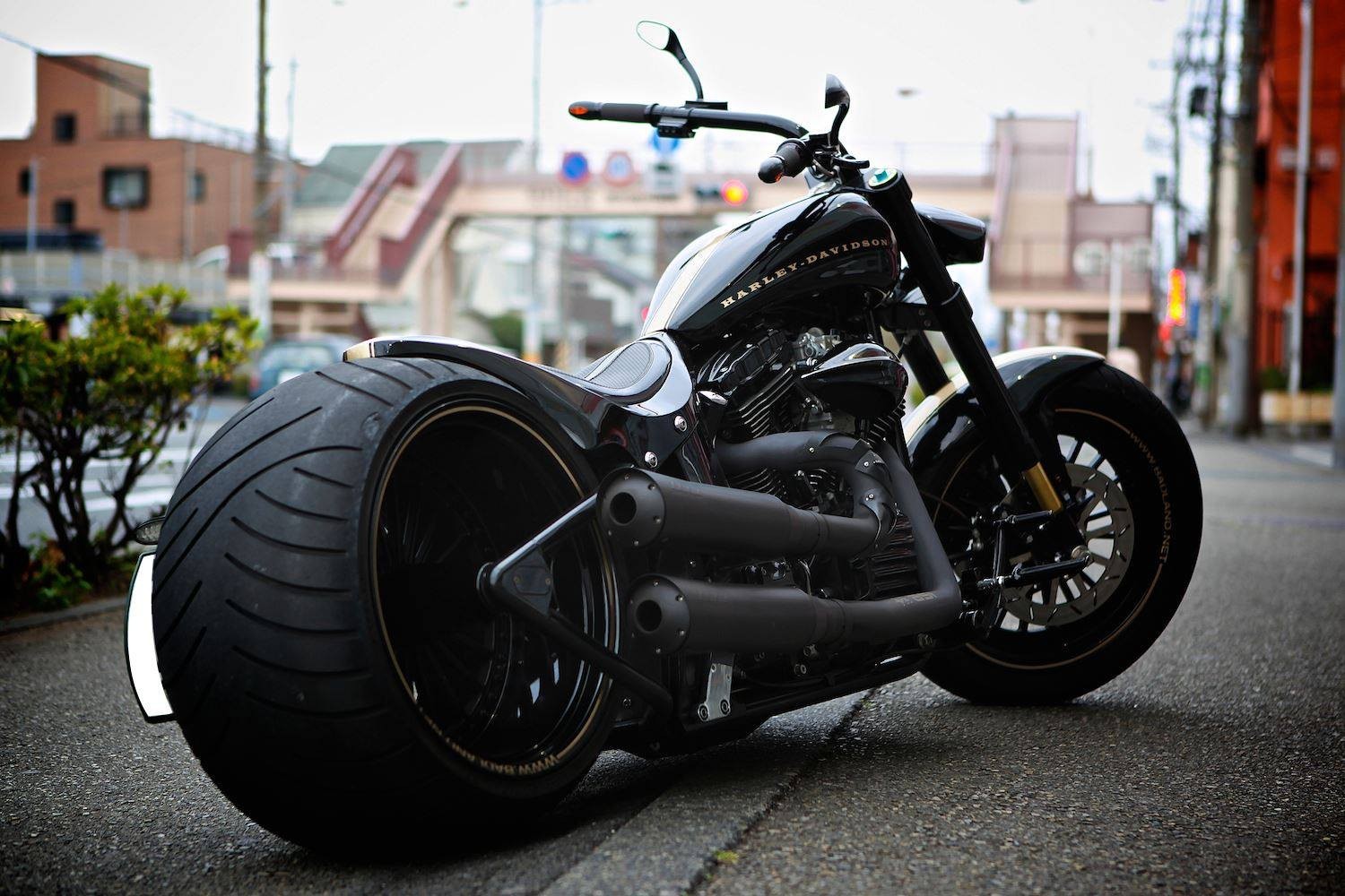 Black Harley-Davidson motorcycle parked on a street HD Wallpaper