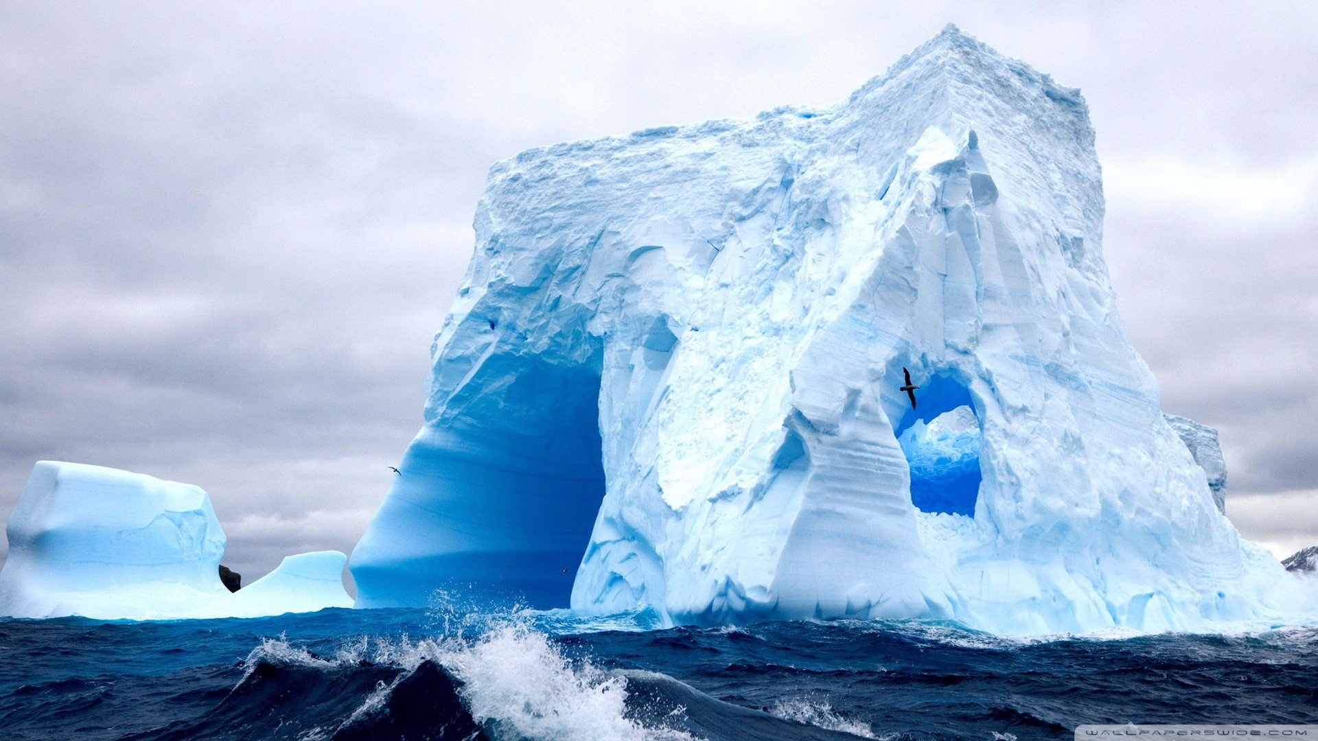Iceberg with an arch in the ocean HD Wallpaper