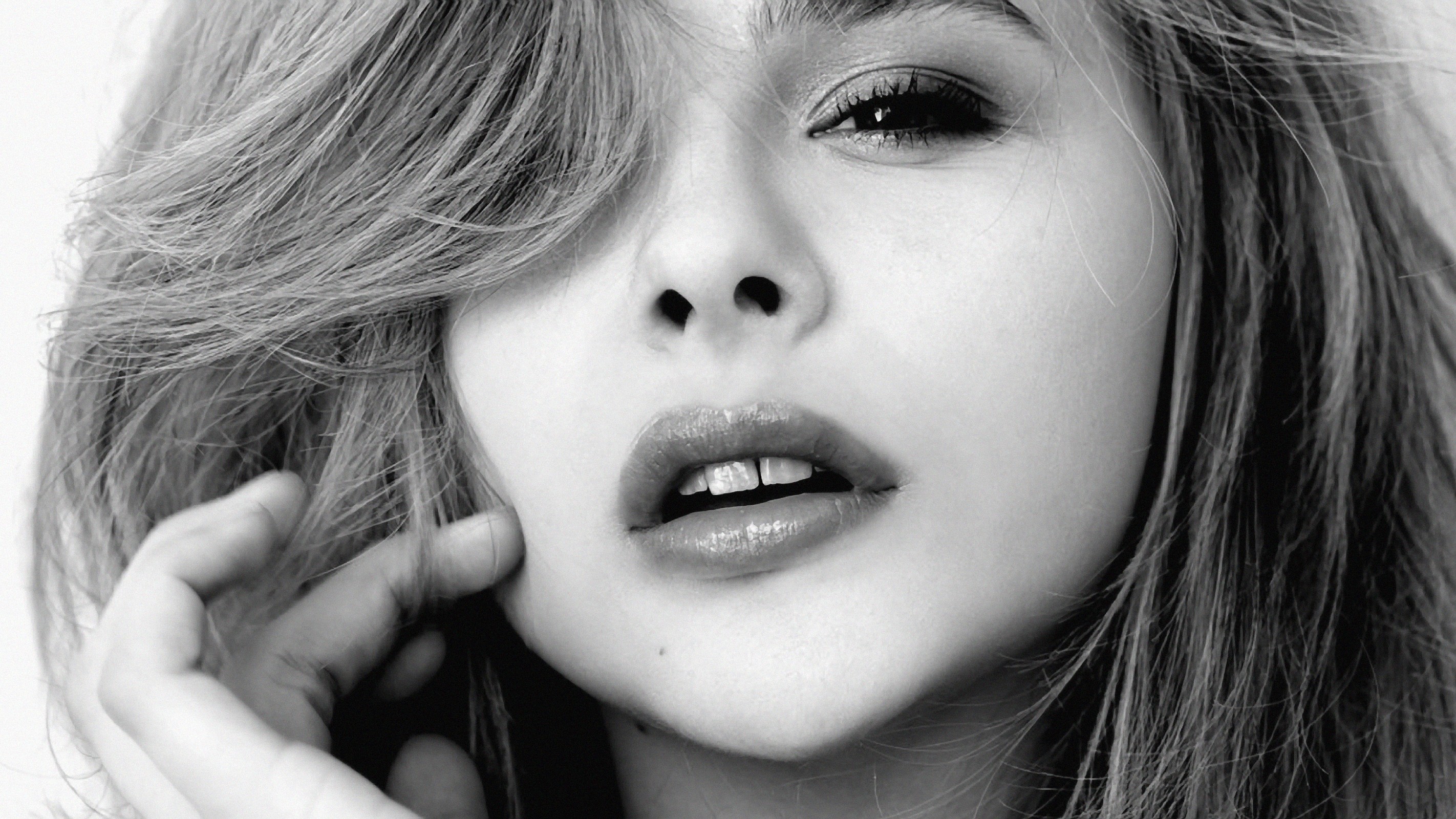 Chloë Grace Moretz close-up portrait HD Wallpaper
