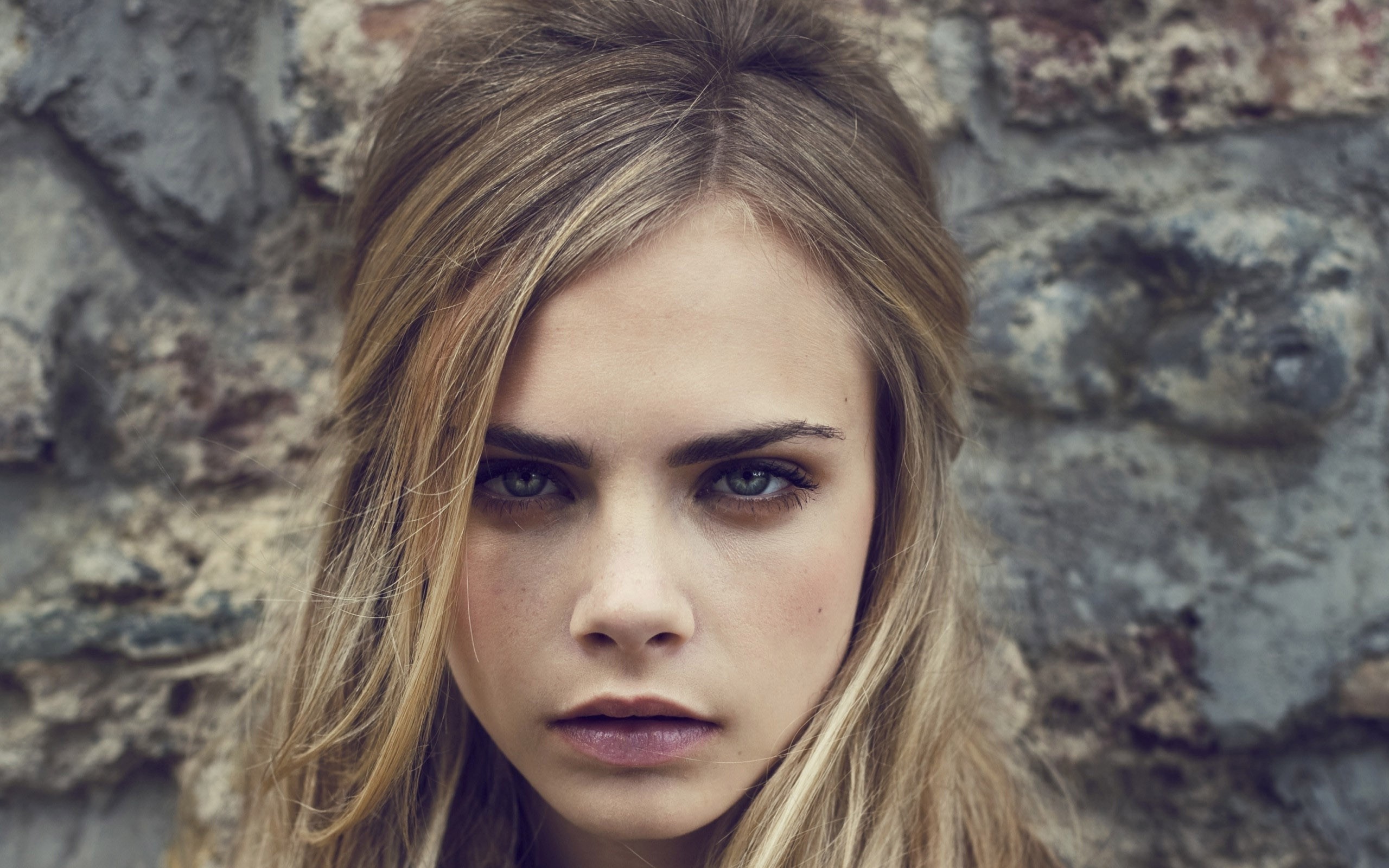 Cara Delevingne looking at the viewer HD Wallpaper