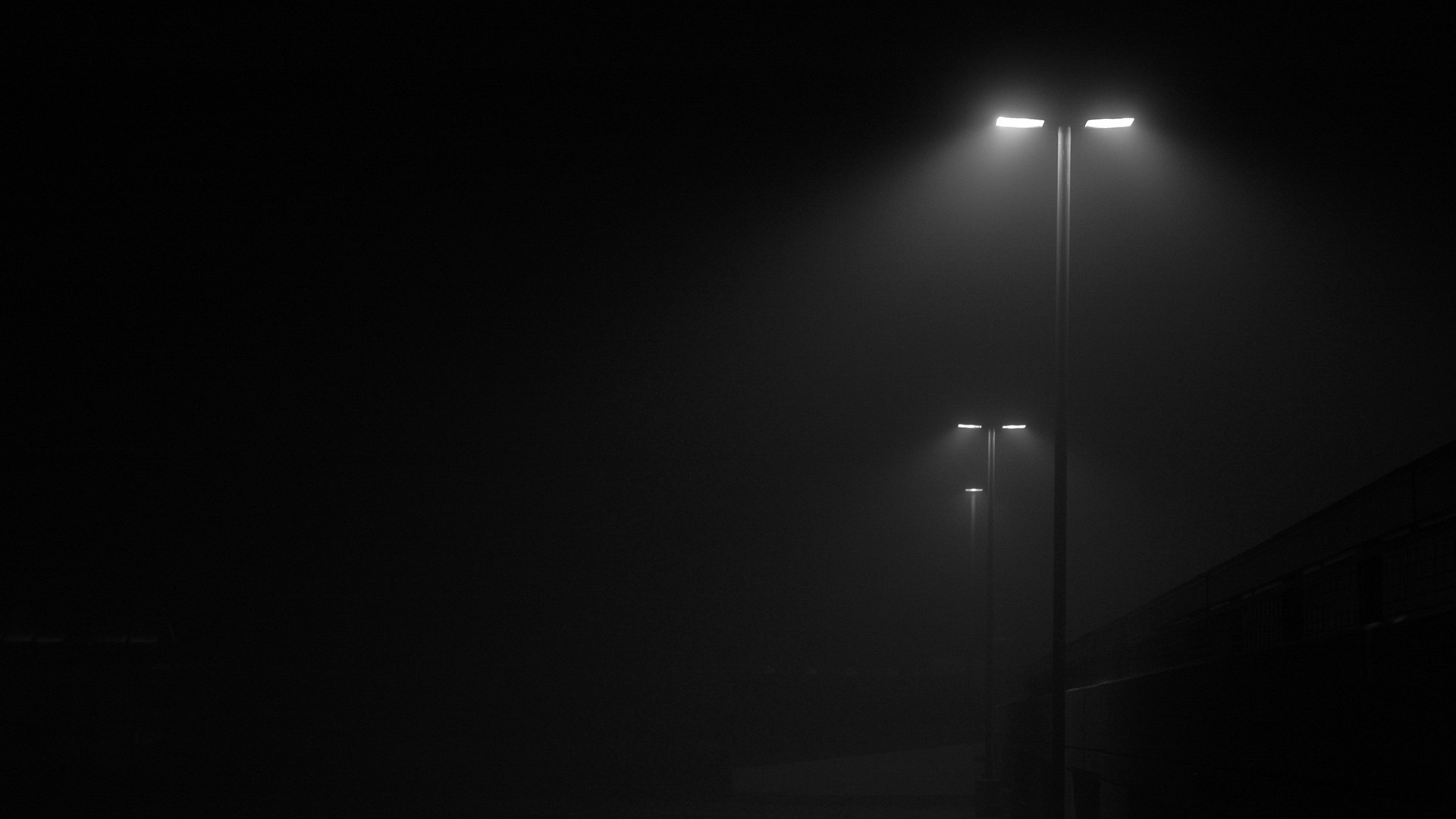 Street lights in the mist at night HD Wallpaper