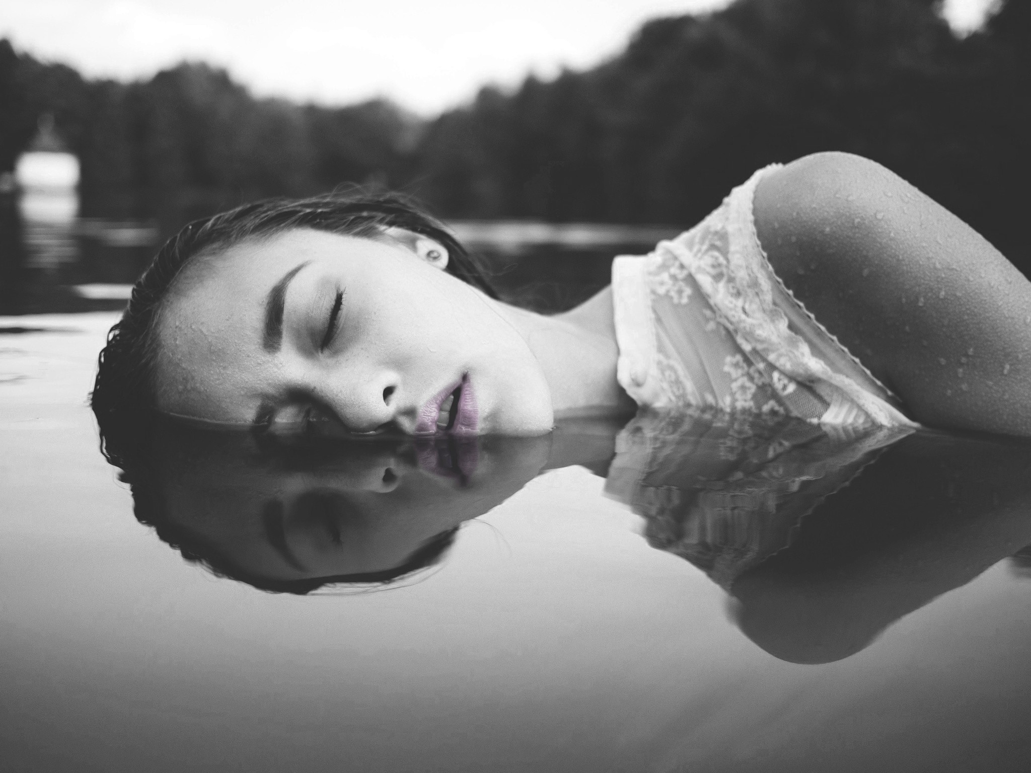 Woman floating in water with selective coloring on lips HD Wallpaper