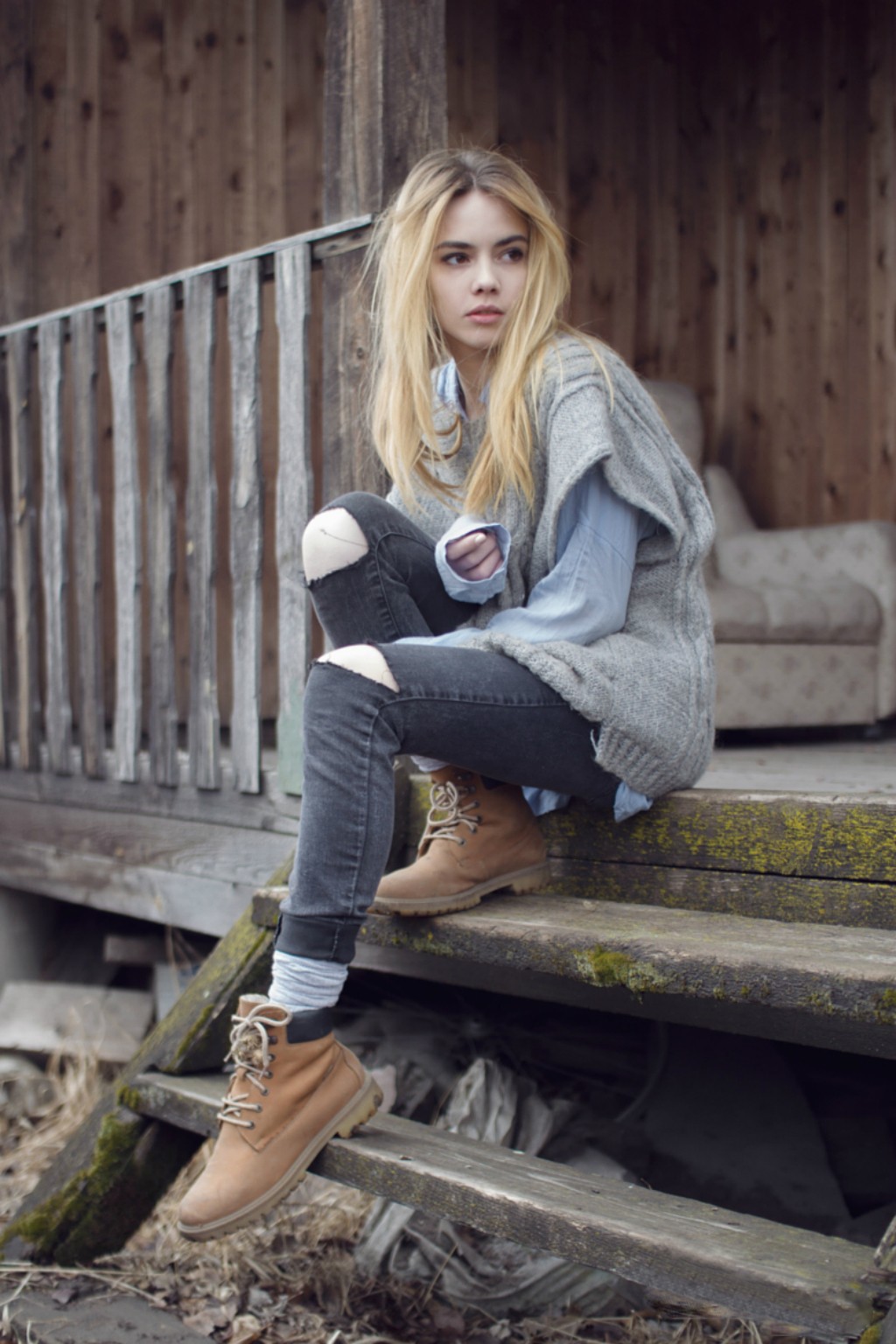 Woman with blonde hair sitting on wooden stairs HD Wallpaper