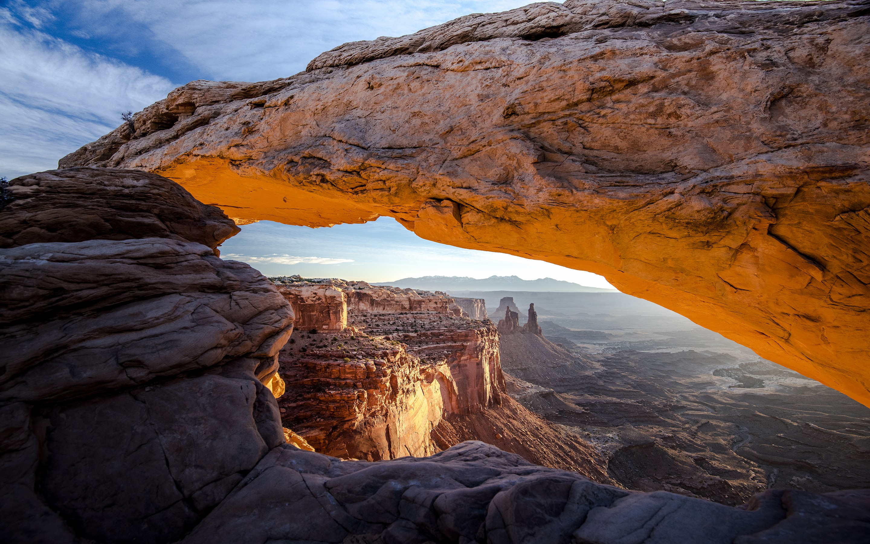 Mesa Arch rock formation at sunrise, Canyonlands National Park HD Wallpaper