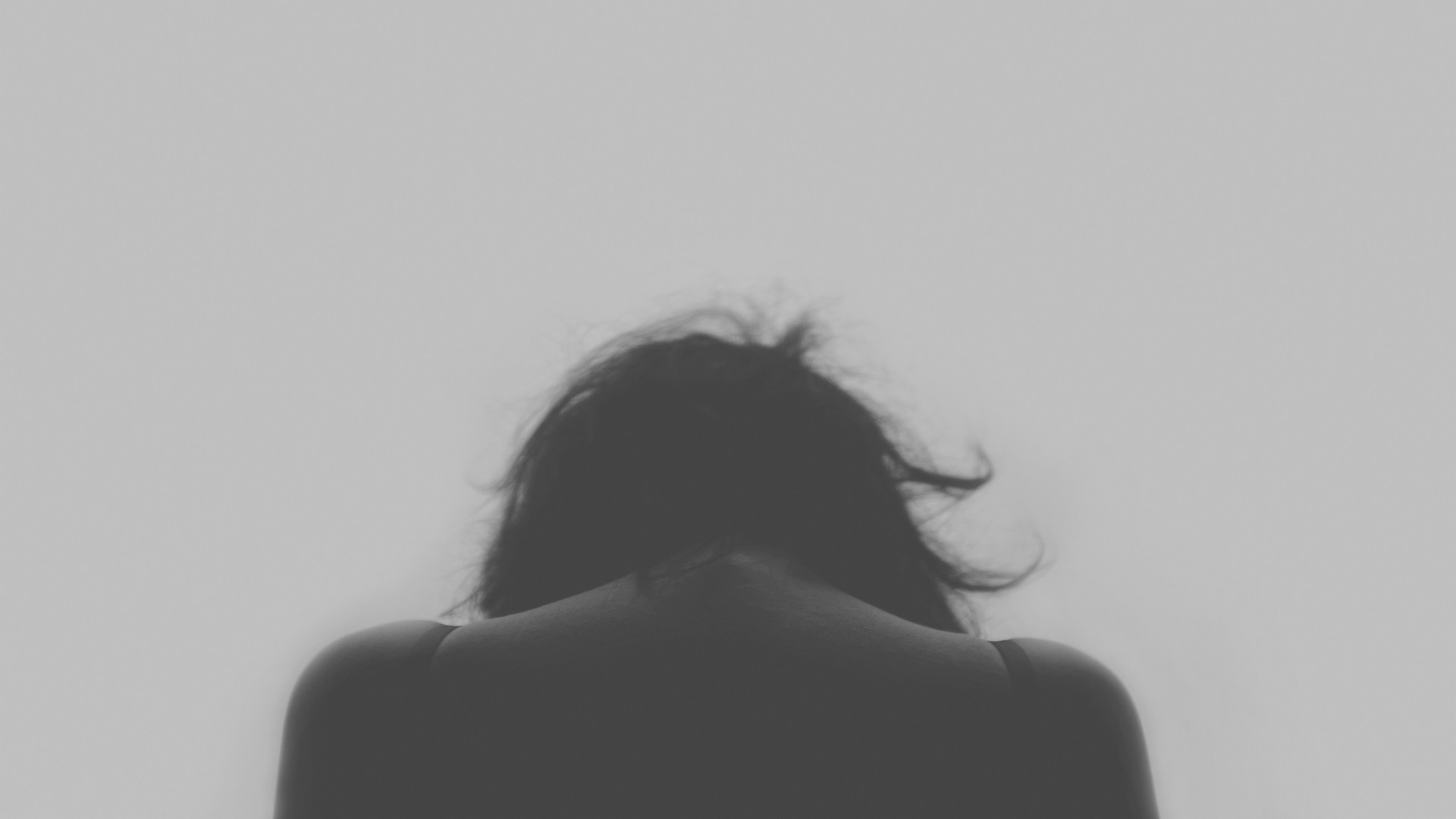 Monochrome image of a woman from behind HD Wallpaper