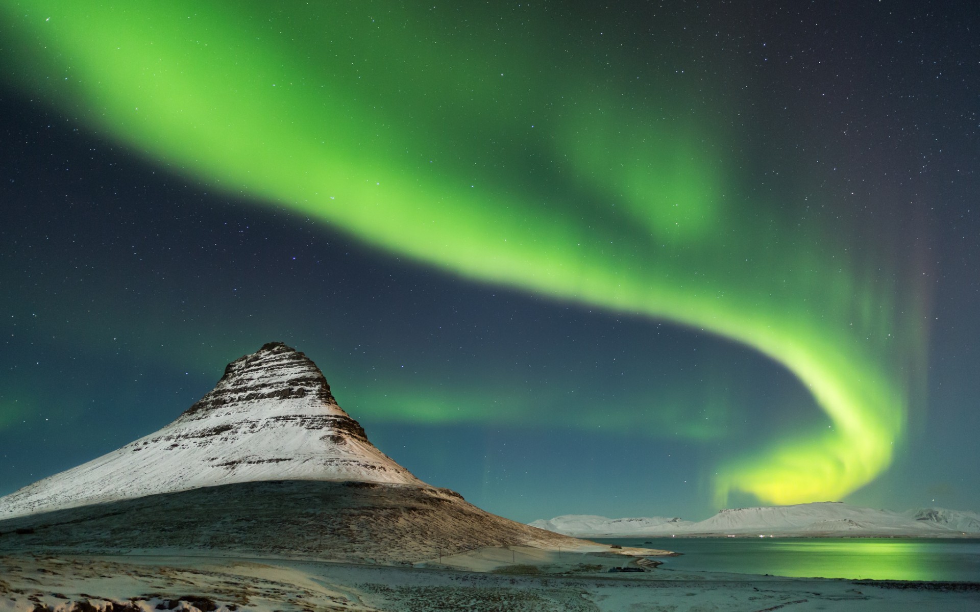 Aurora Borealis over Kirkjufell mountain in Iceland HD Wallpaper
