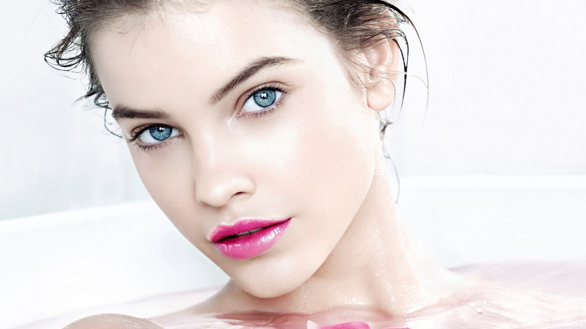 Barbara Palvin with blue eyes and pink lips HD Wallpaper