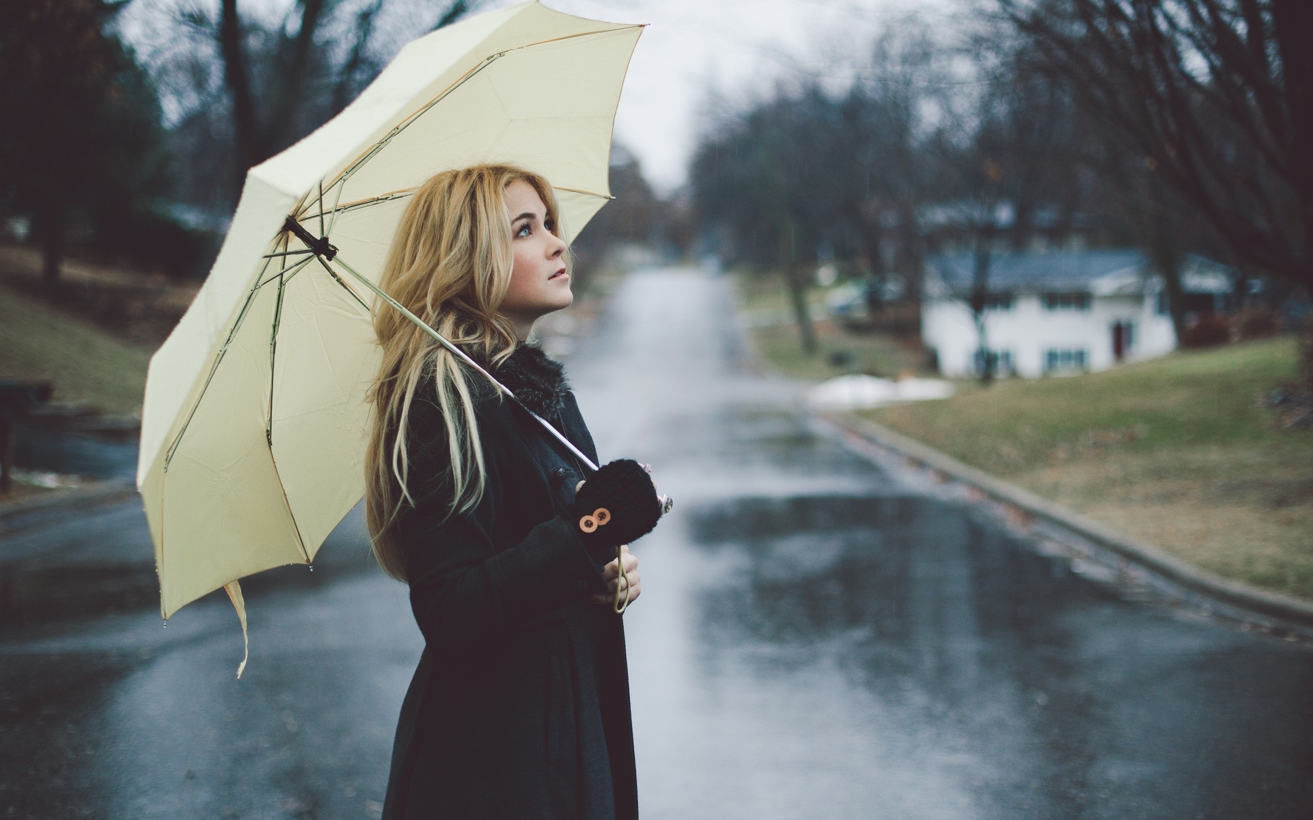 Woman with blonde hair holding a yellow umbrella in the rain HD Wallpaper