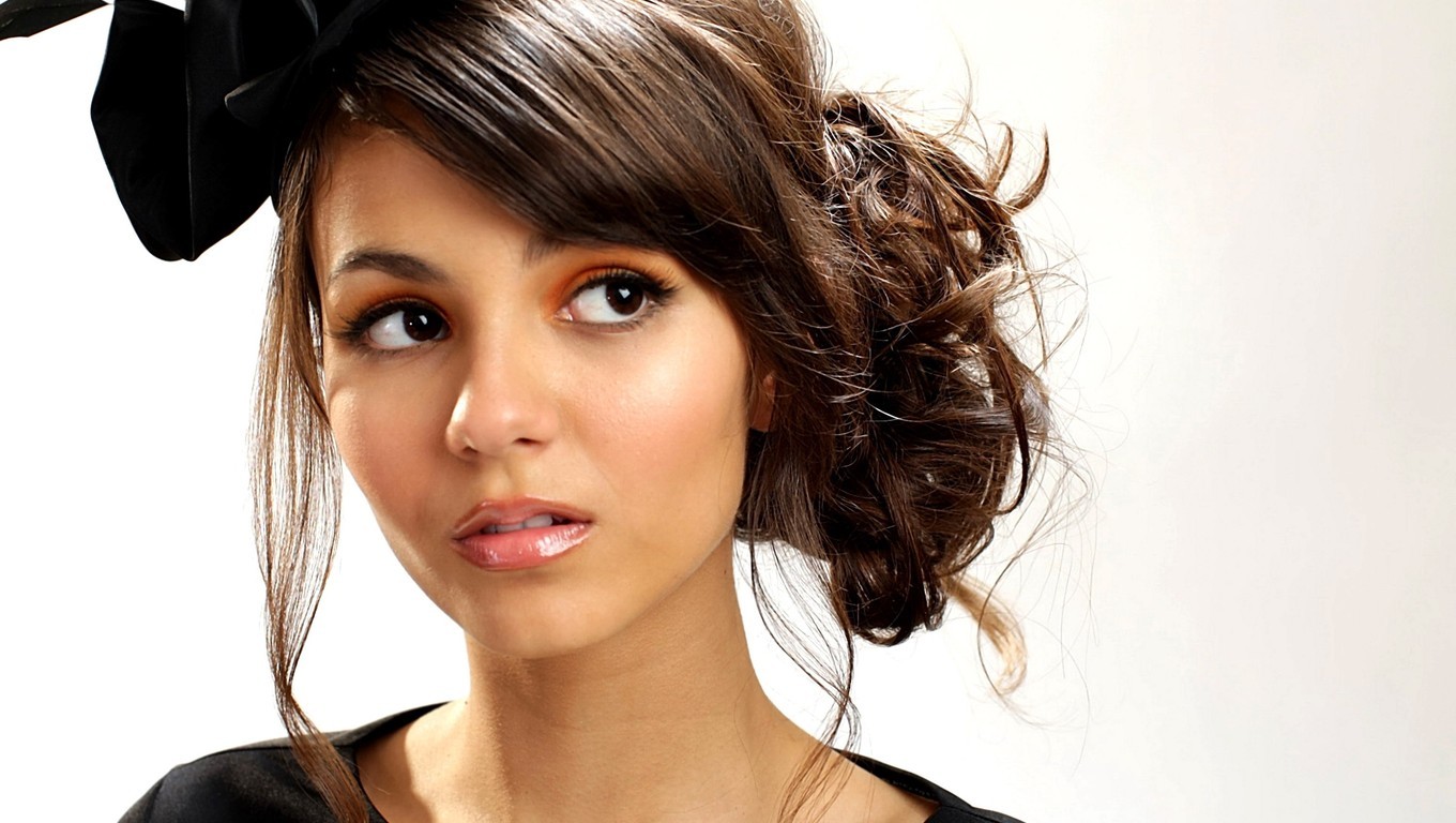 Victoria Justice with a black fascinator HD Wallpaper