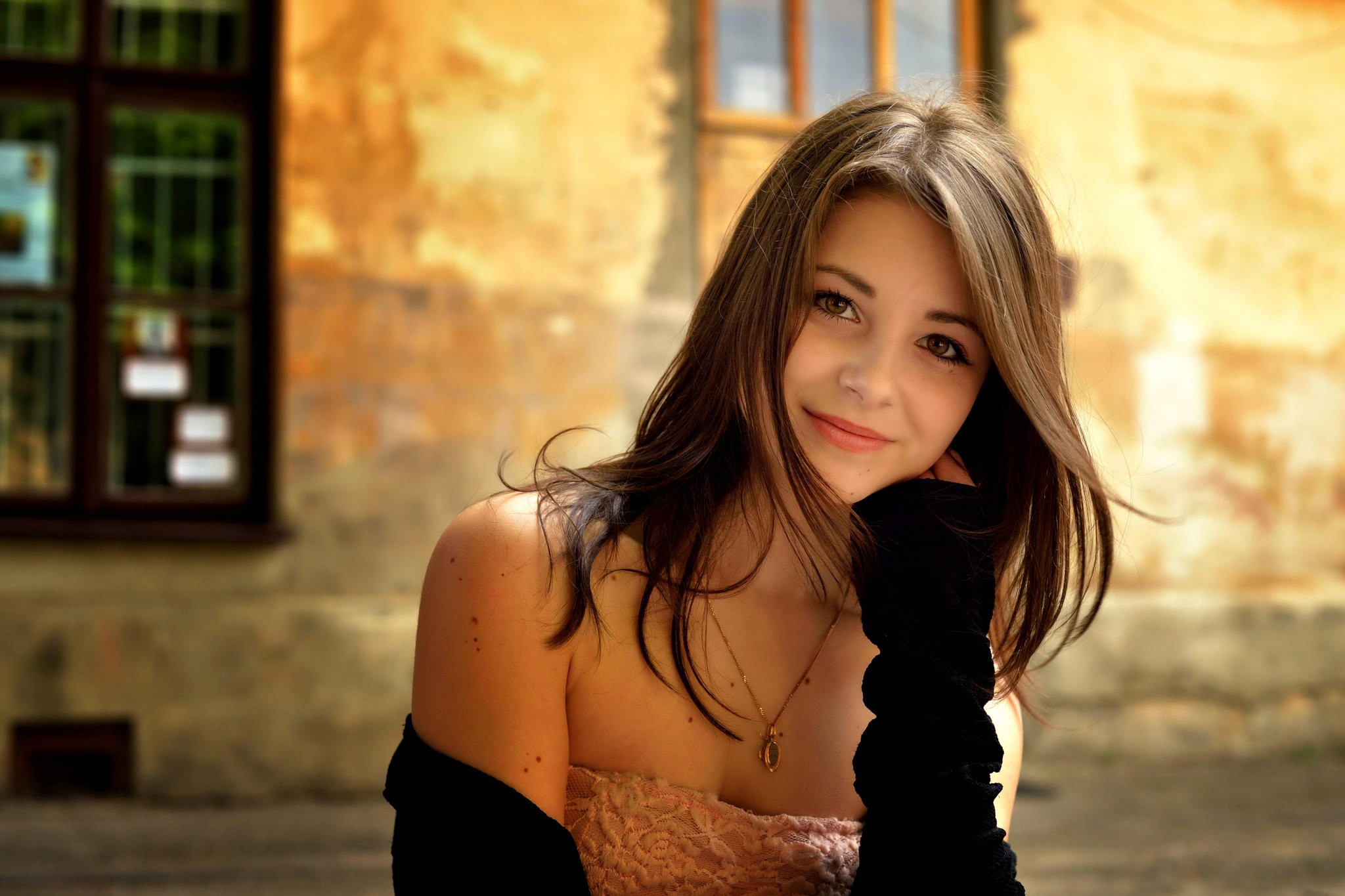 Dana Kareglazaya smiling with necklace HD Wallpaper