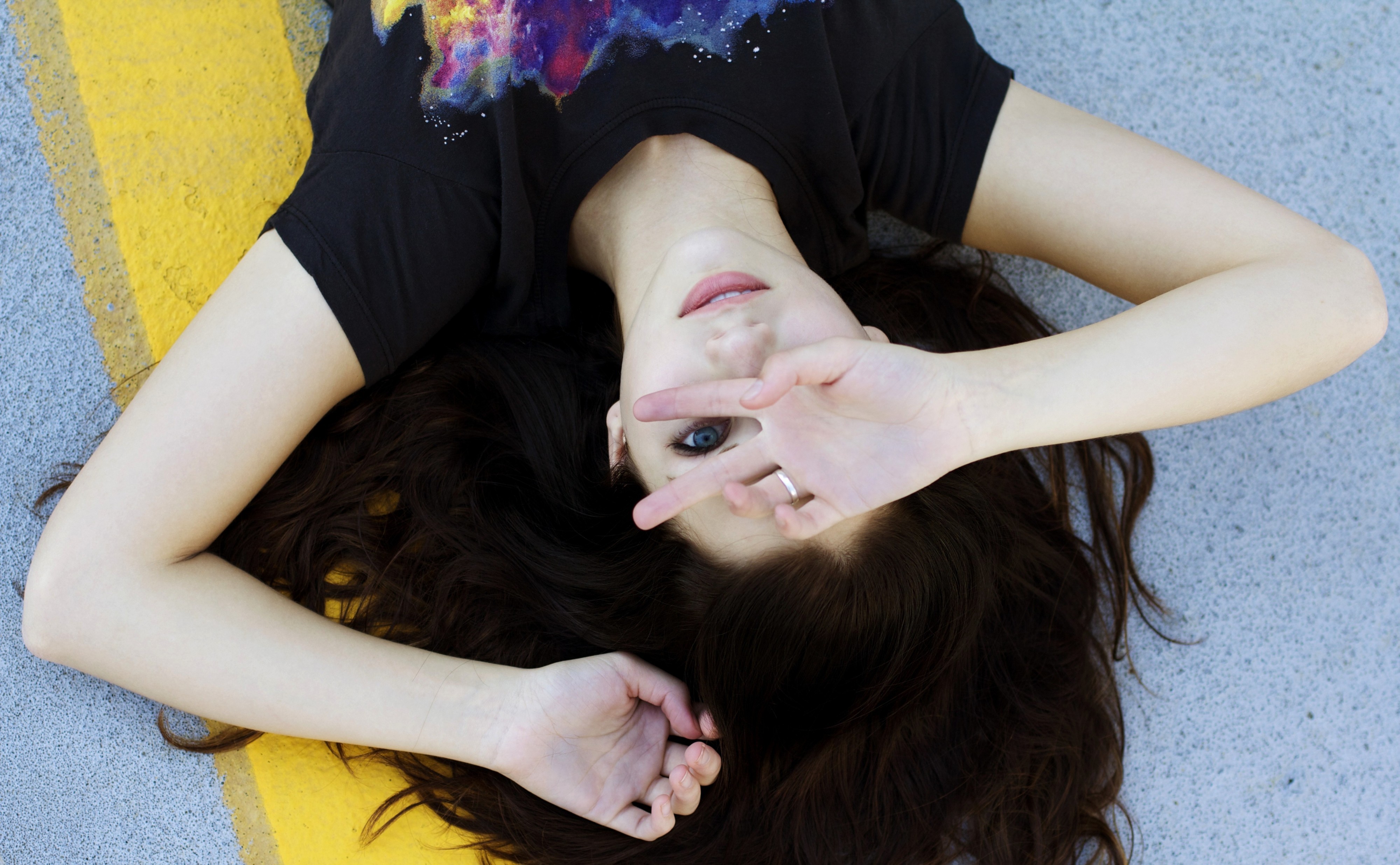 Emily Rudd lying down with peace sign HD Wallpaper