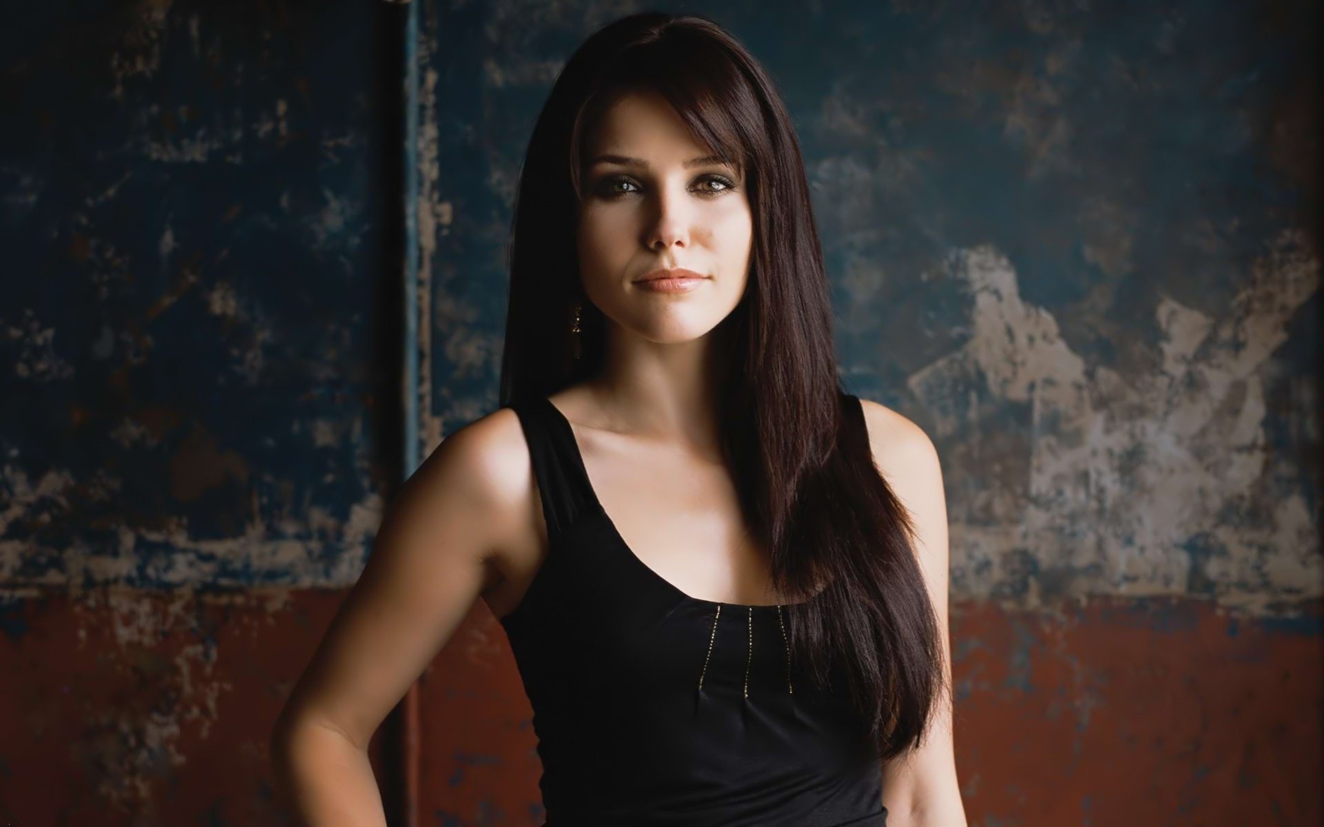 Sophia Bush looking at viewer HD Wallpaper