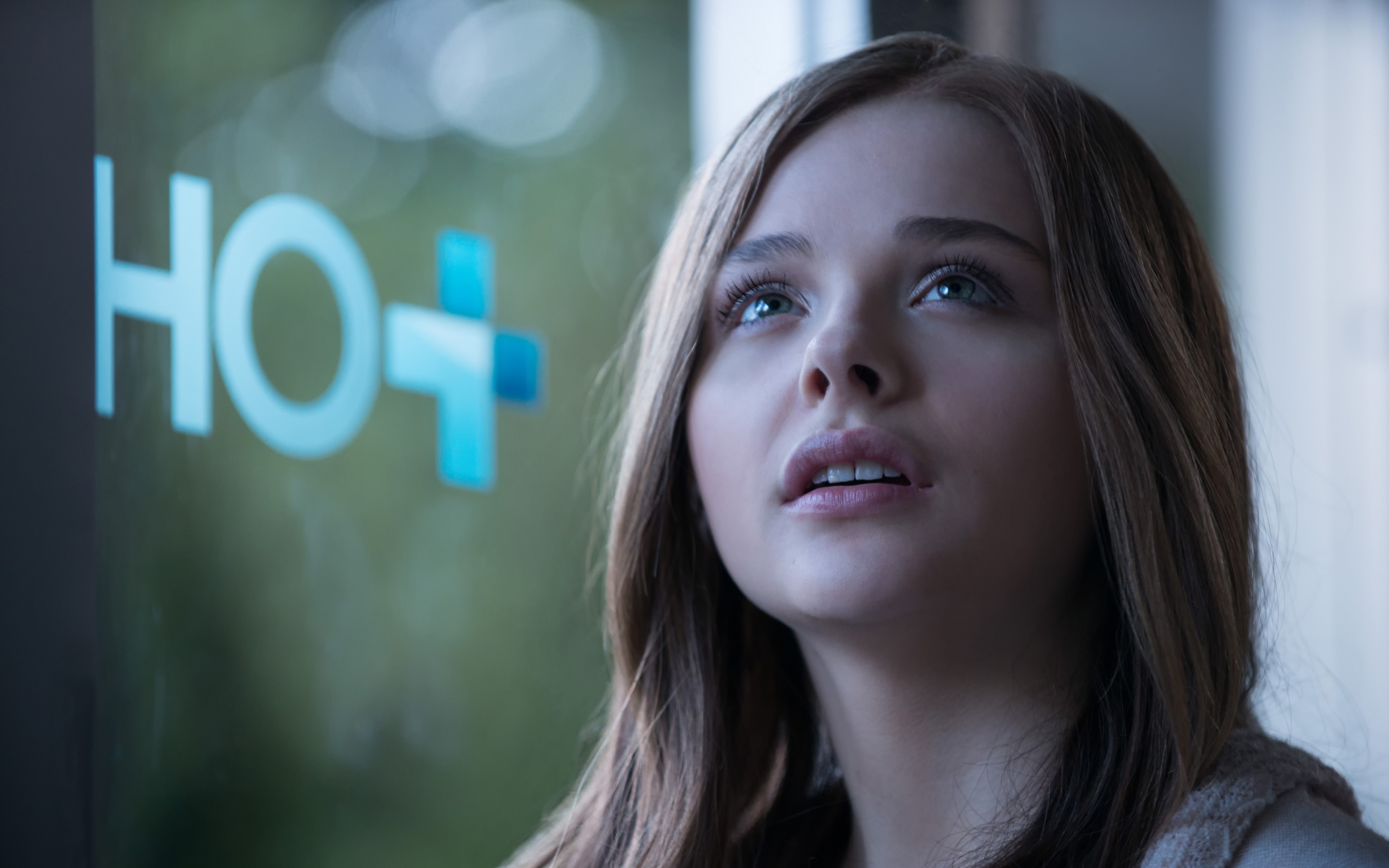 Chloë Grace Moretz looking up at a sign HD Wallpaper