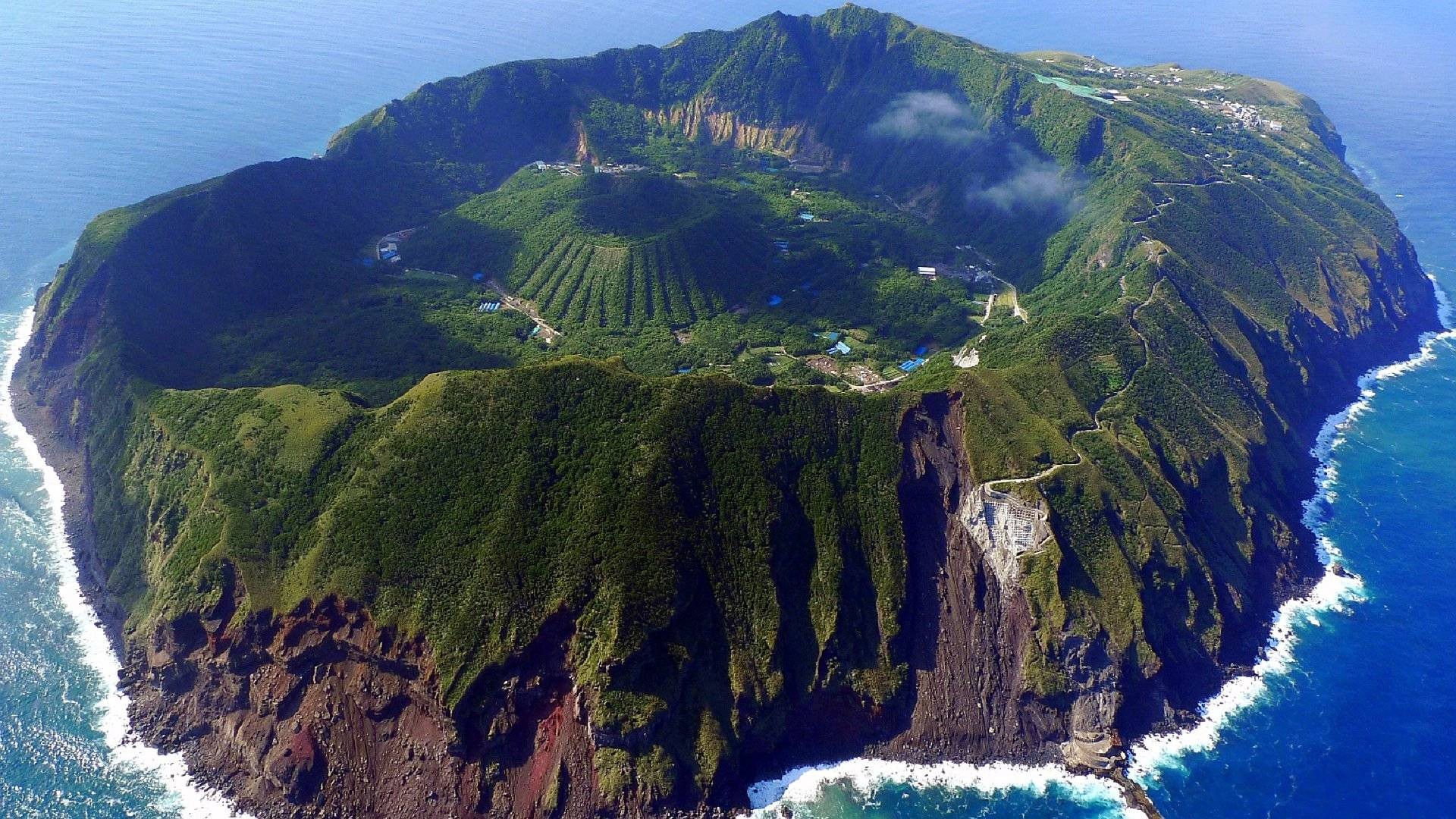 Aerial view of Aogashima island, Japan HD Wallpaper