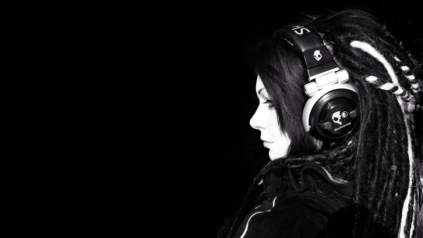 Woman with Skullcandy headphones and dreadlocks HD Wallpaper