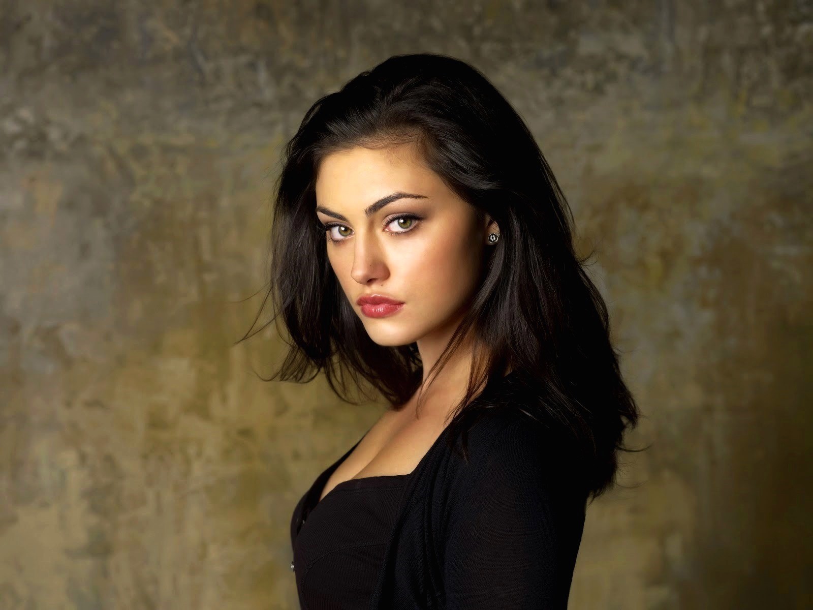 Phoebe Tonkin in a black top HD Wallpaper