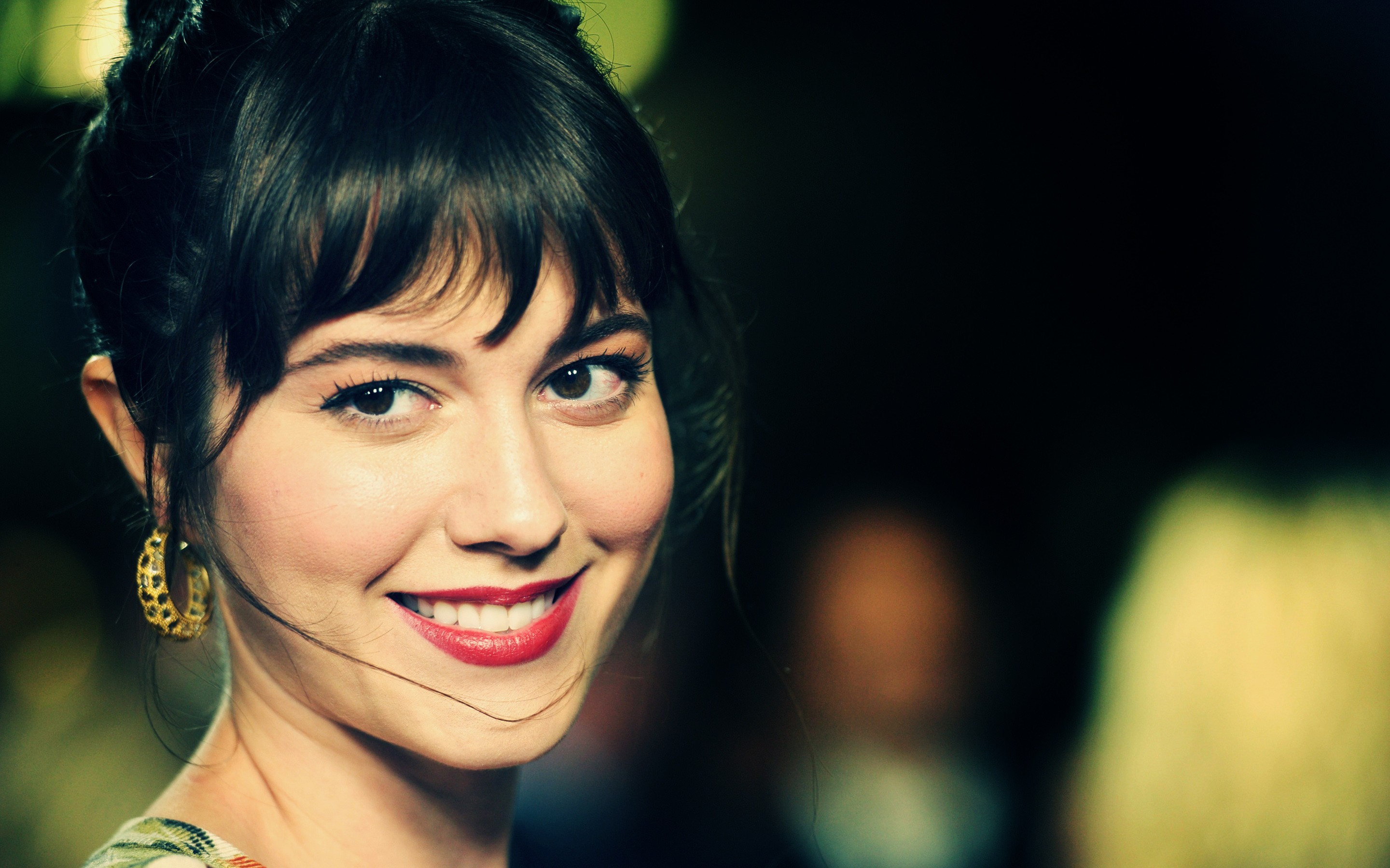 Mary Elizabeth Winstead smiling with dark hair HD Wallpaper