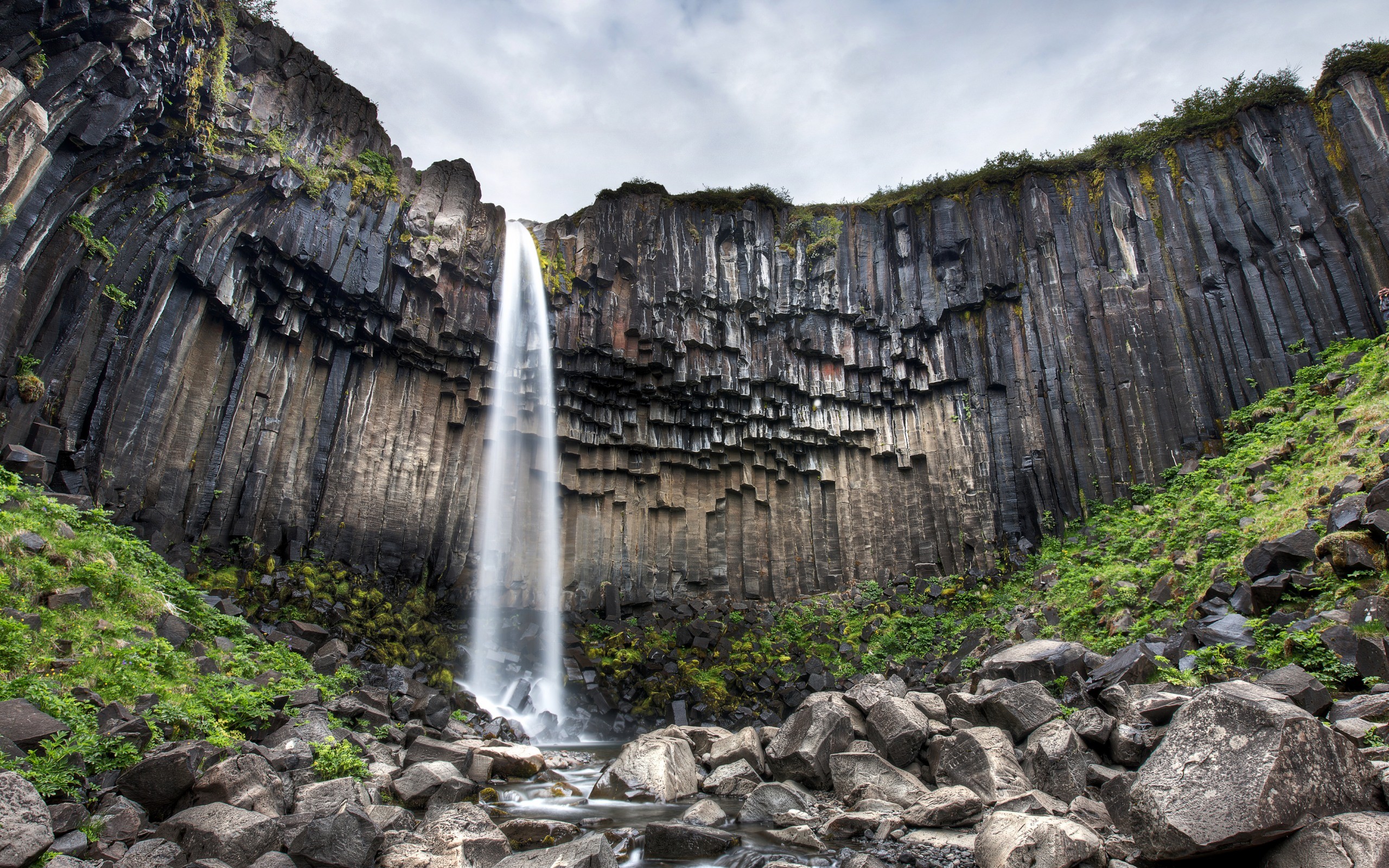 Svartifoss waterfall in Iceland with basalt columns HD Wallpaper