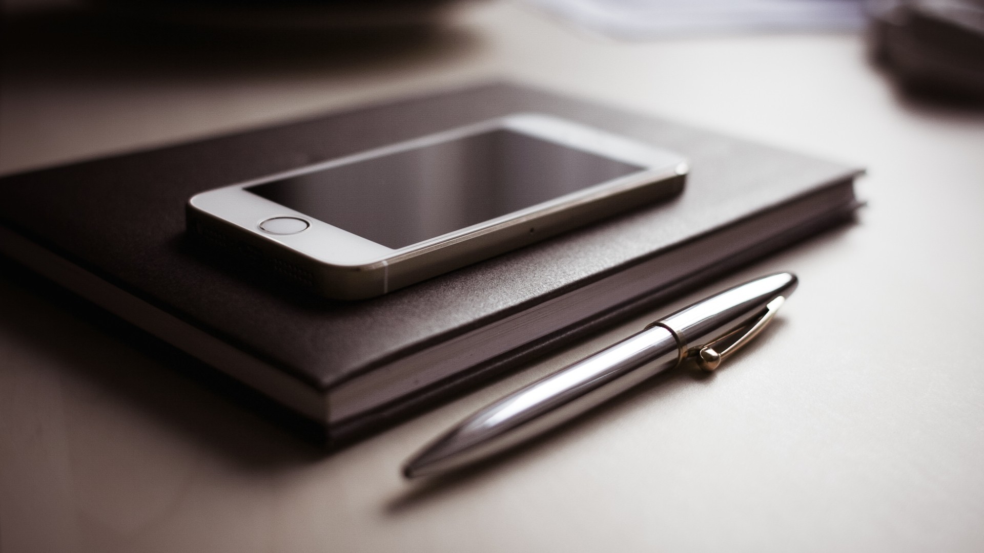 iPhone on a notebook with a pen HD Wallpaper