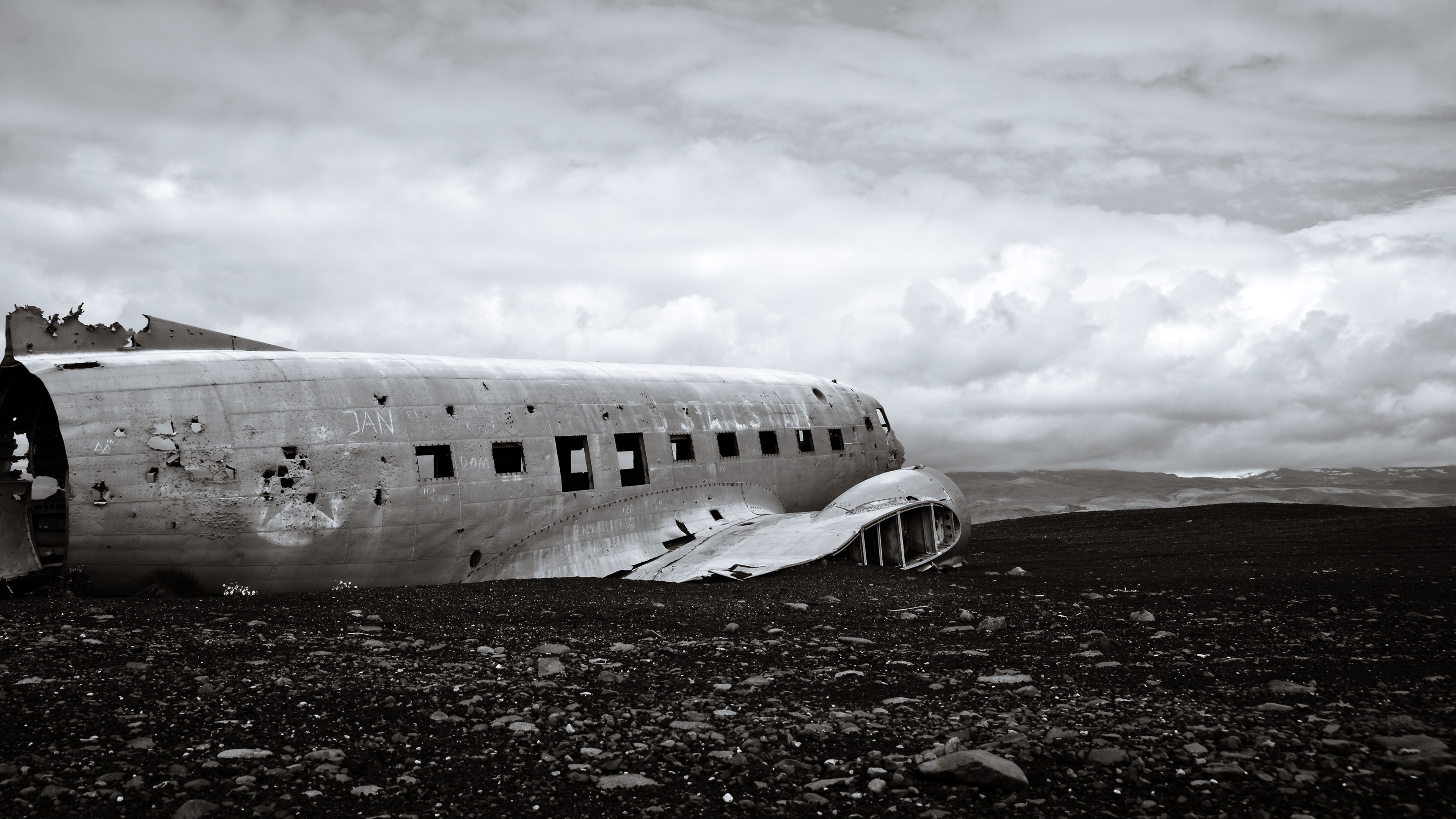 Wreckage of a Douglas DC-3 airplane on Sólheimasandur beach, Iceland HD Wallpaper