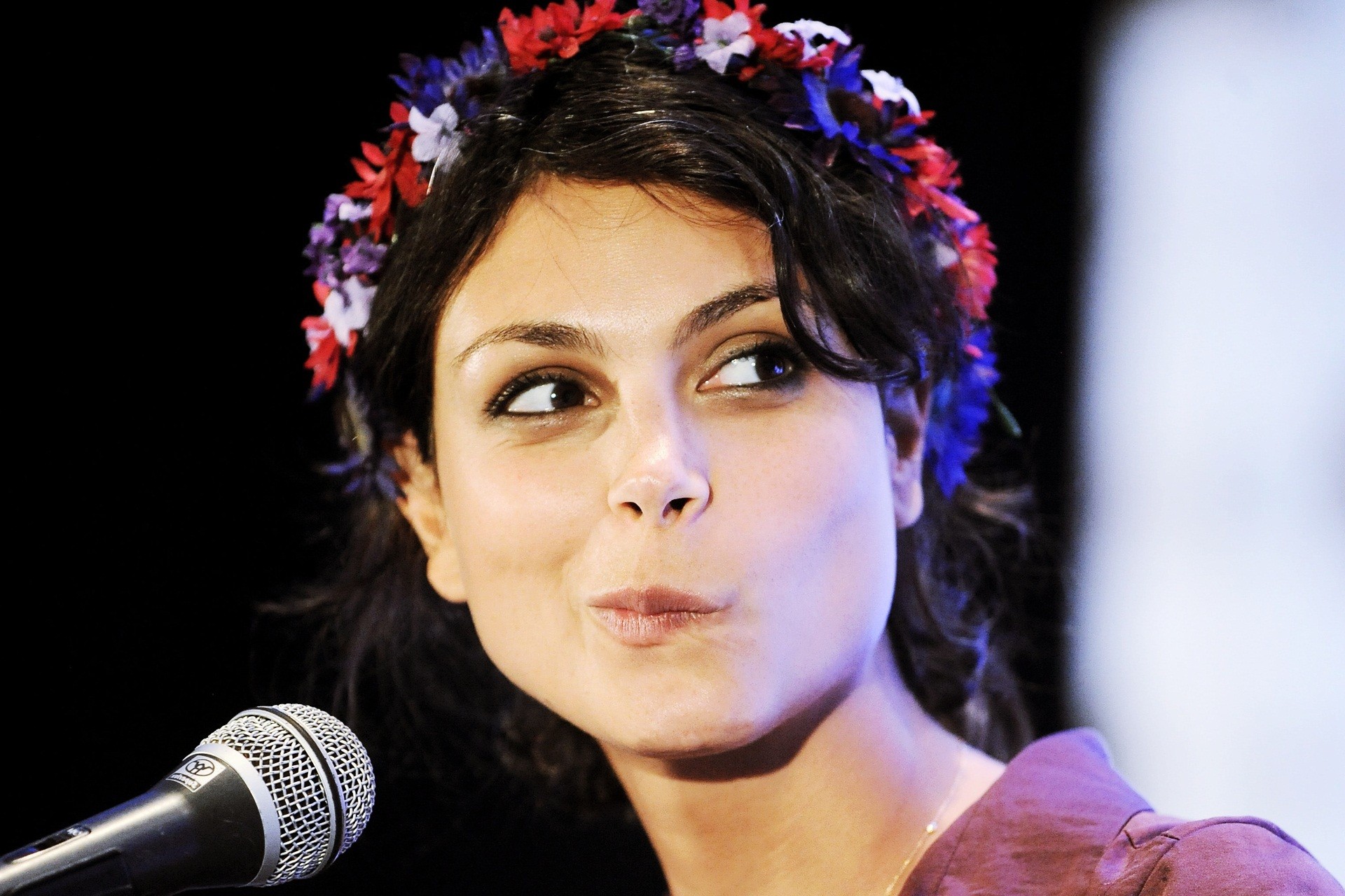 Morena Baccarin wearing a flower wreath HD Wallpaper
