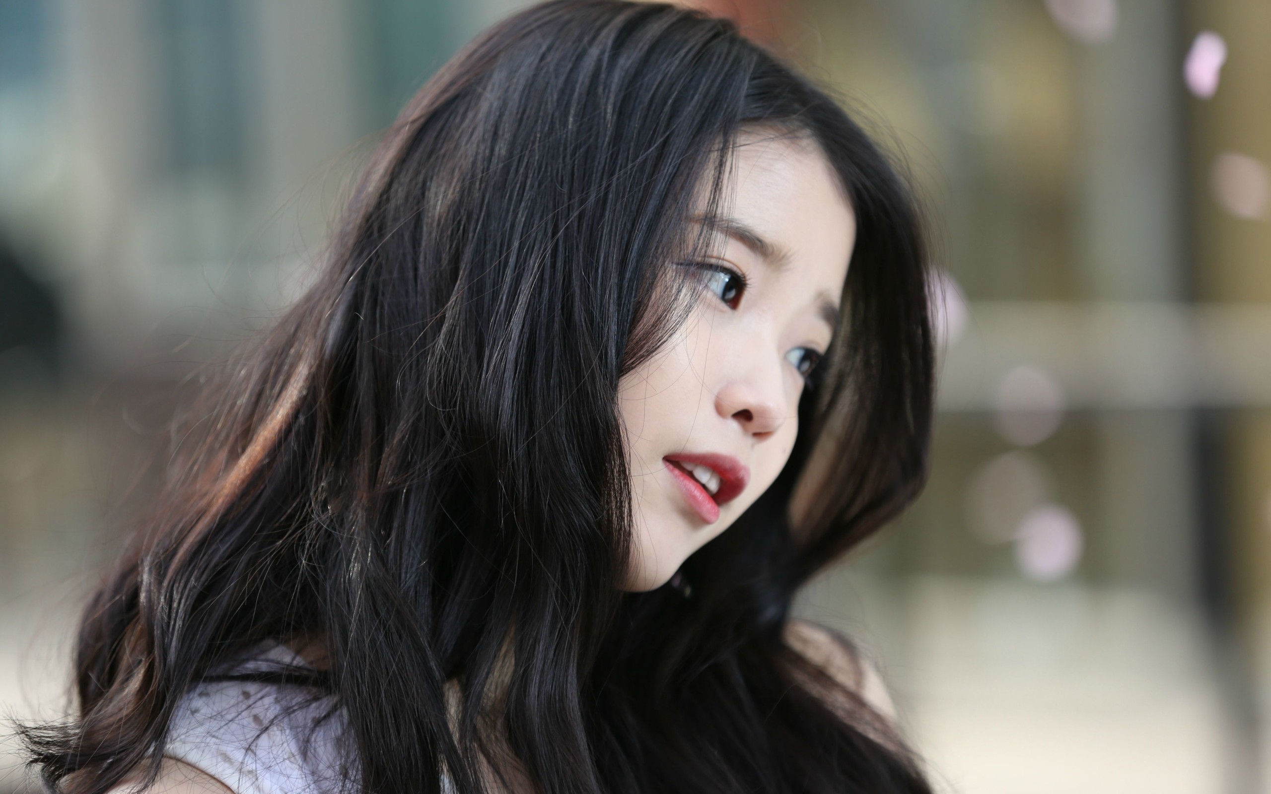 IU, a young Asian woman with dark hair HD Wallpaper