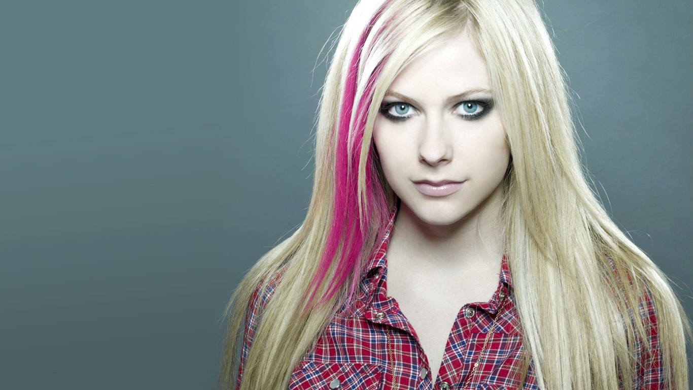 Avril Lavigne with pink streaks in blonde hair HD Wallpaper