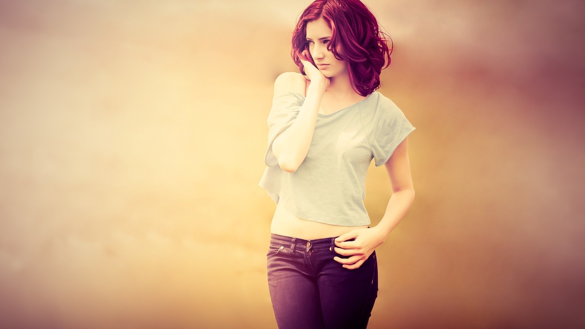 Susan Coffey with short hair wearing white top and jeans HD Wallpaper