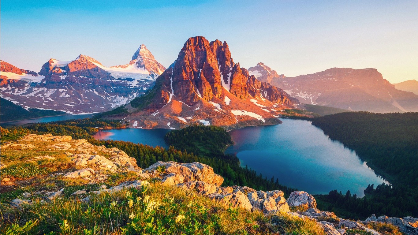 Mountain Range Overlooking a Lake at Sunrise HD Wallpaper