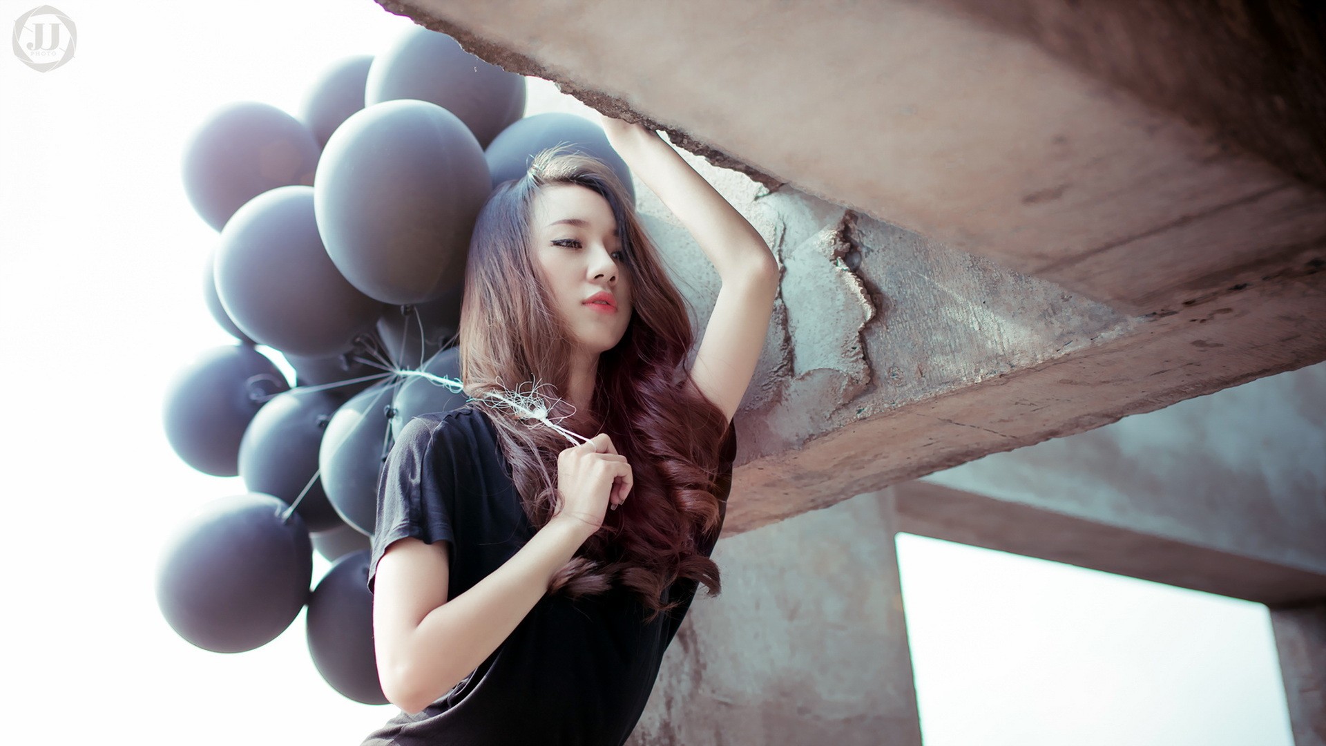 Asian woman holding black balloons HD Wallpaper