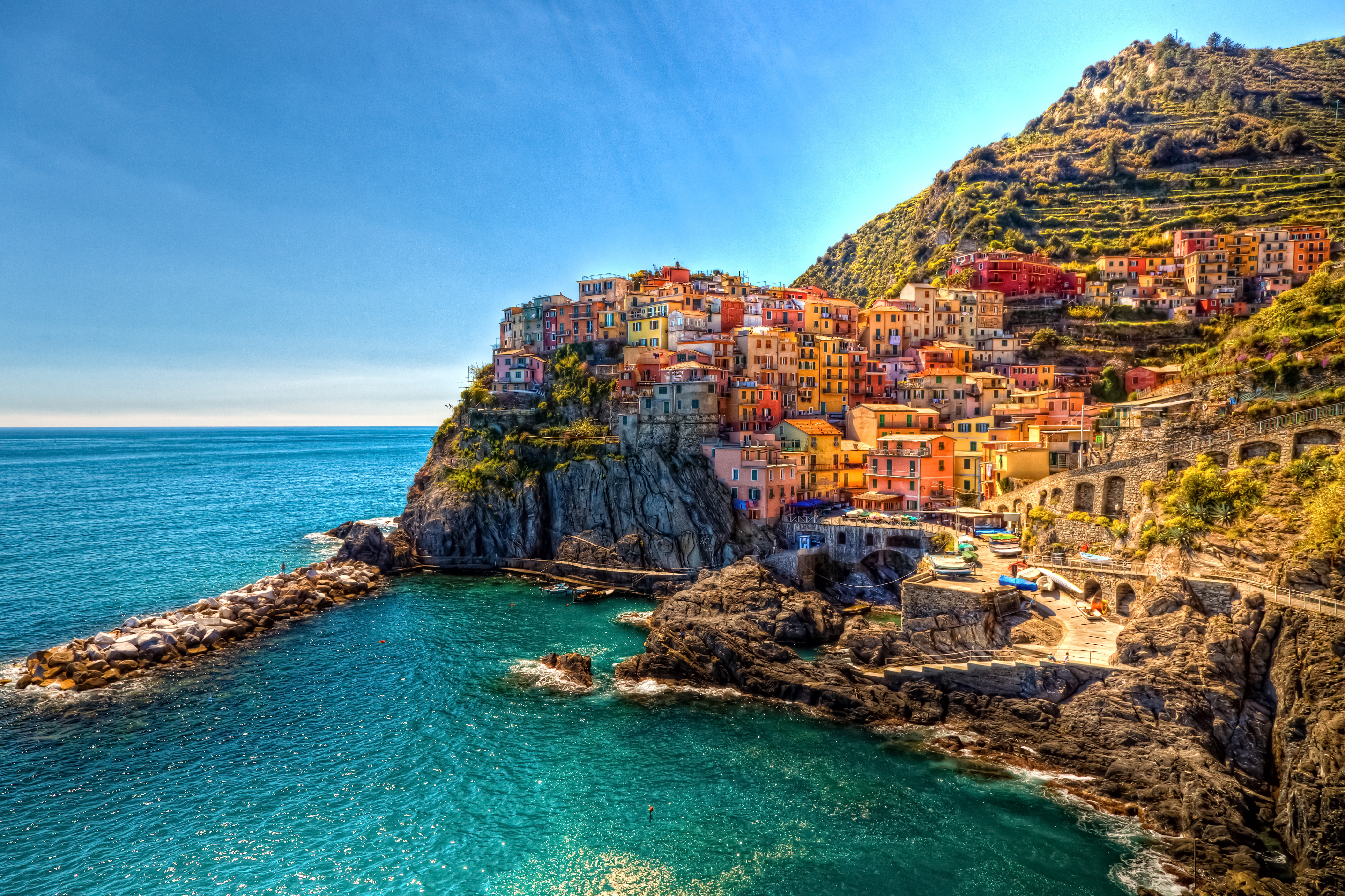 Manarola, Italy: Colorful buildings on a cliff overlooking the sea HD Wallpaper