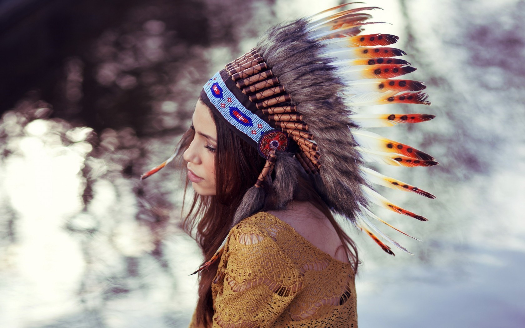 Woman wearing a Native American headdress HD Wallpaper