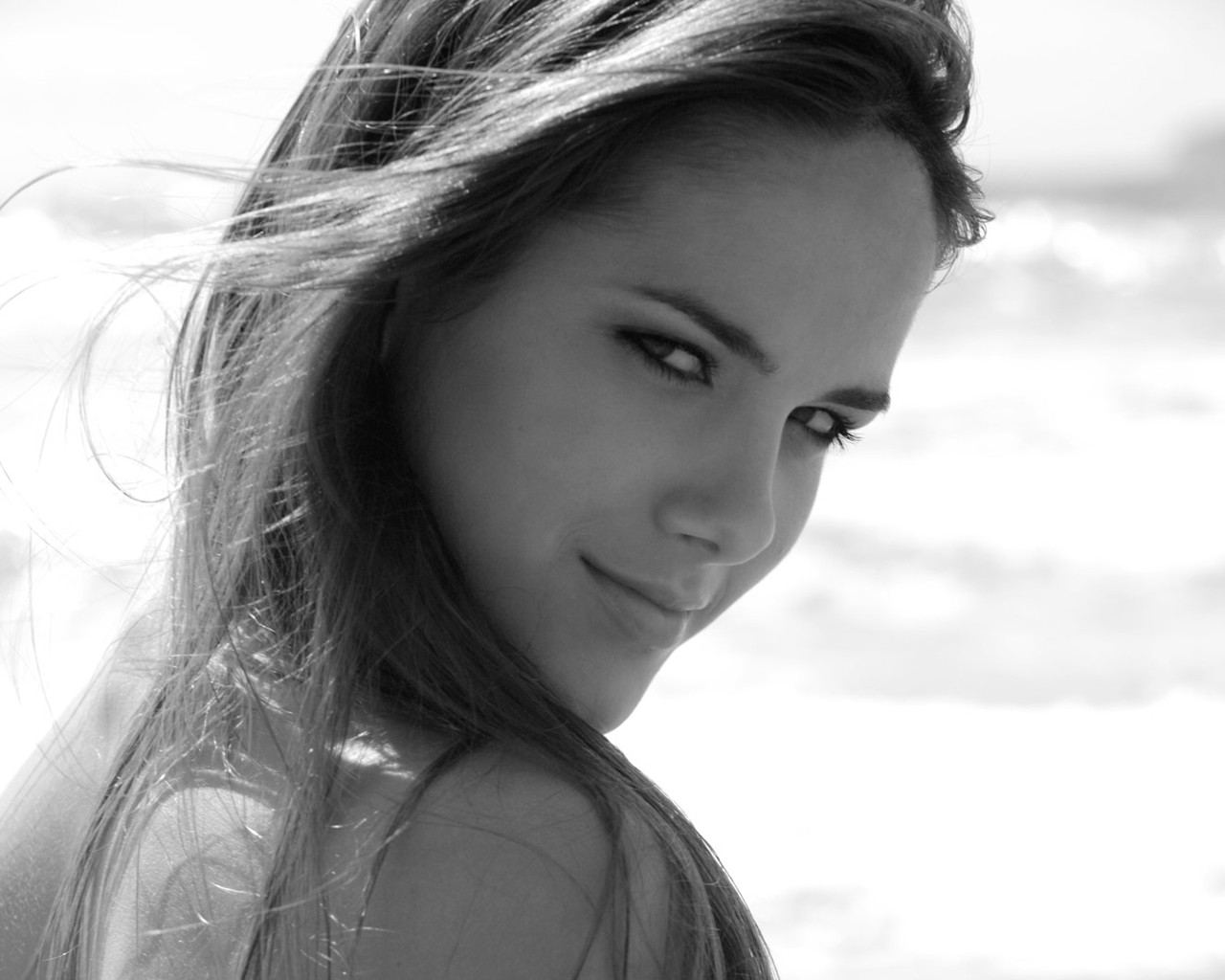 Roberta Murgo looking over her shoulder HD Wallpaper