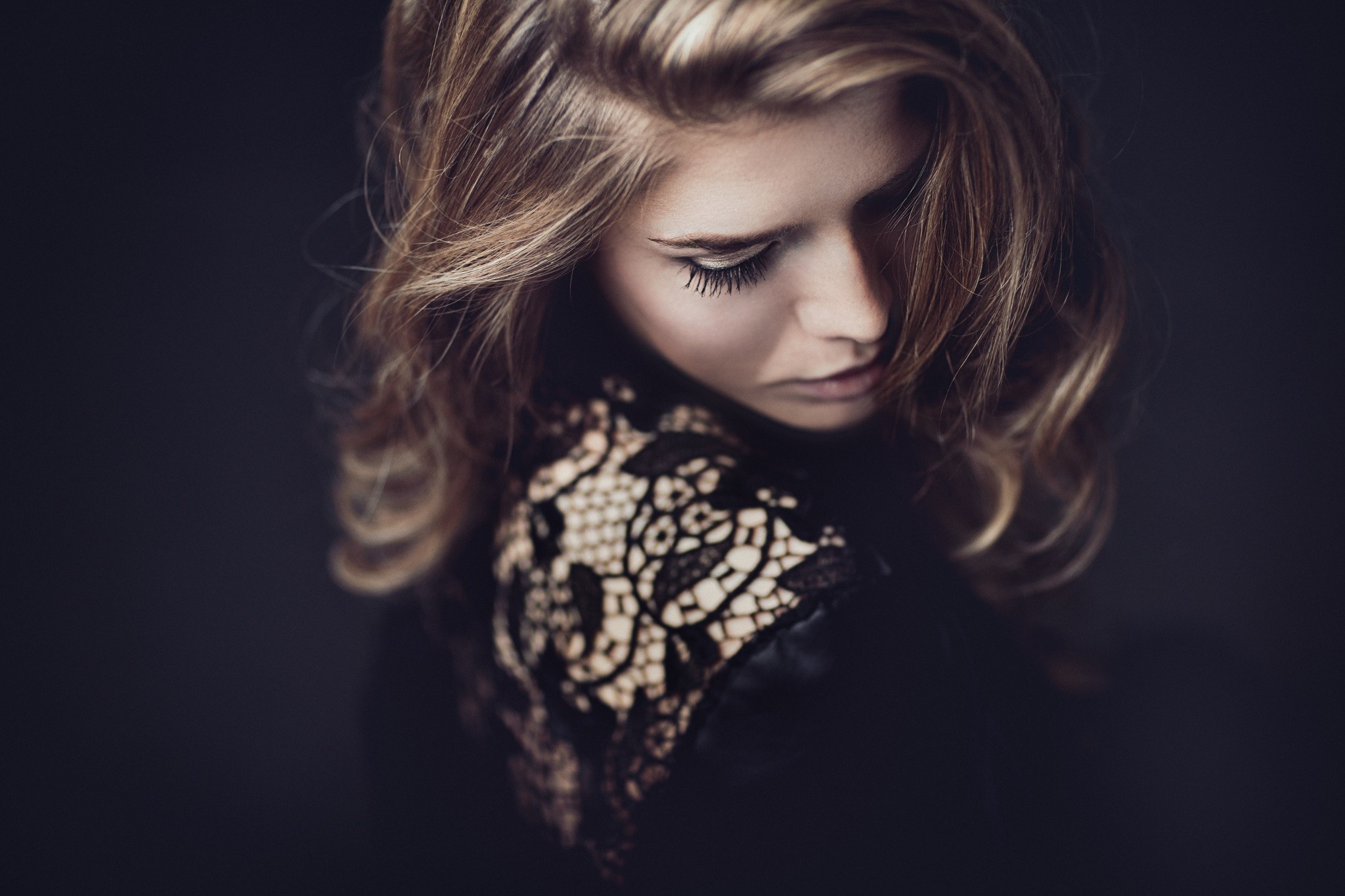Woman with blonde hair wearing a black lace dress HD Wallpaper