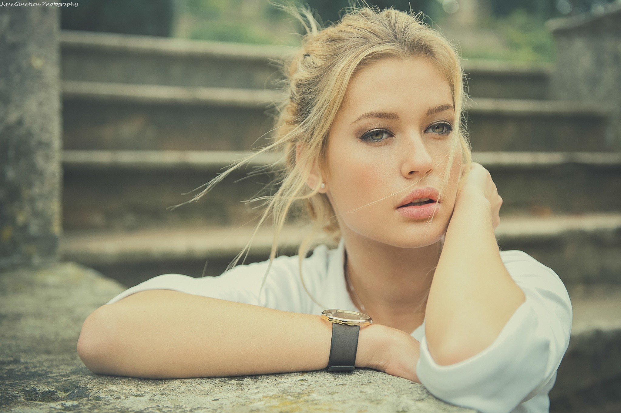 Model with blonde hair and green eyes HD Wallpaper