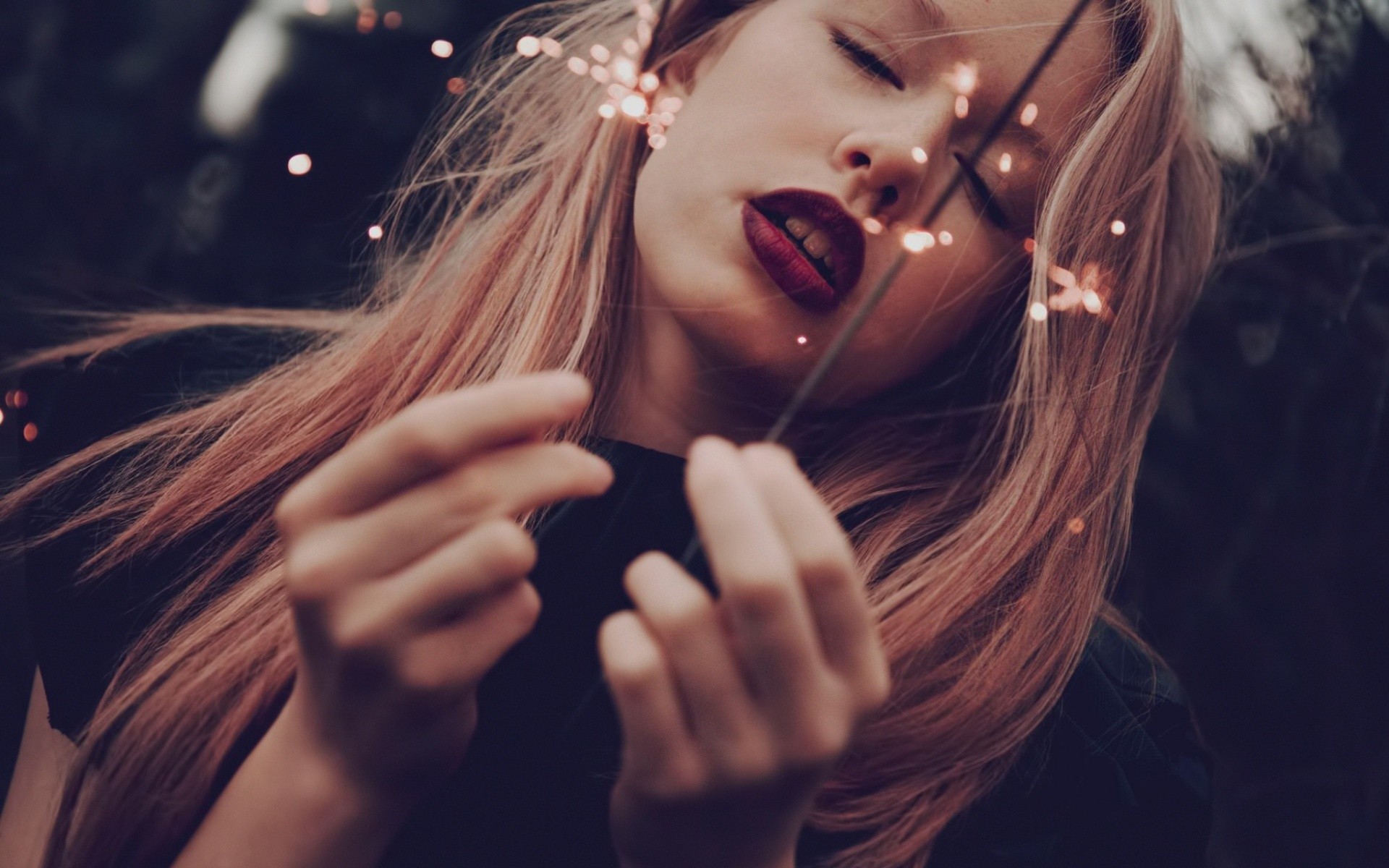 Woman with blonde hair and red lipstick holding sparklers HD Wallpaper