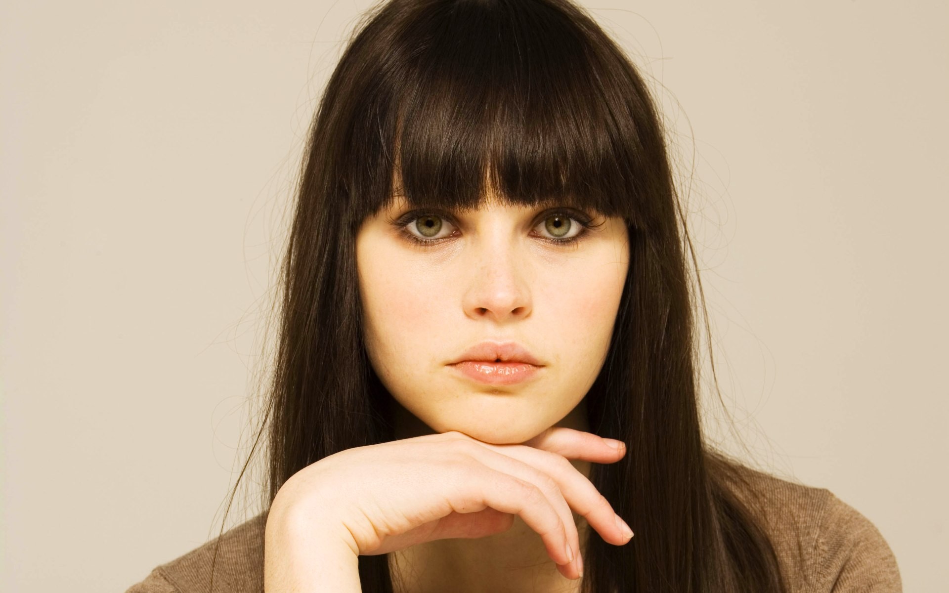 Felicity Jones with bangs and brown hair HD Wallpaper