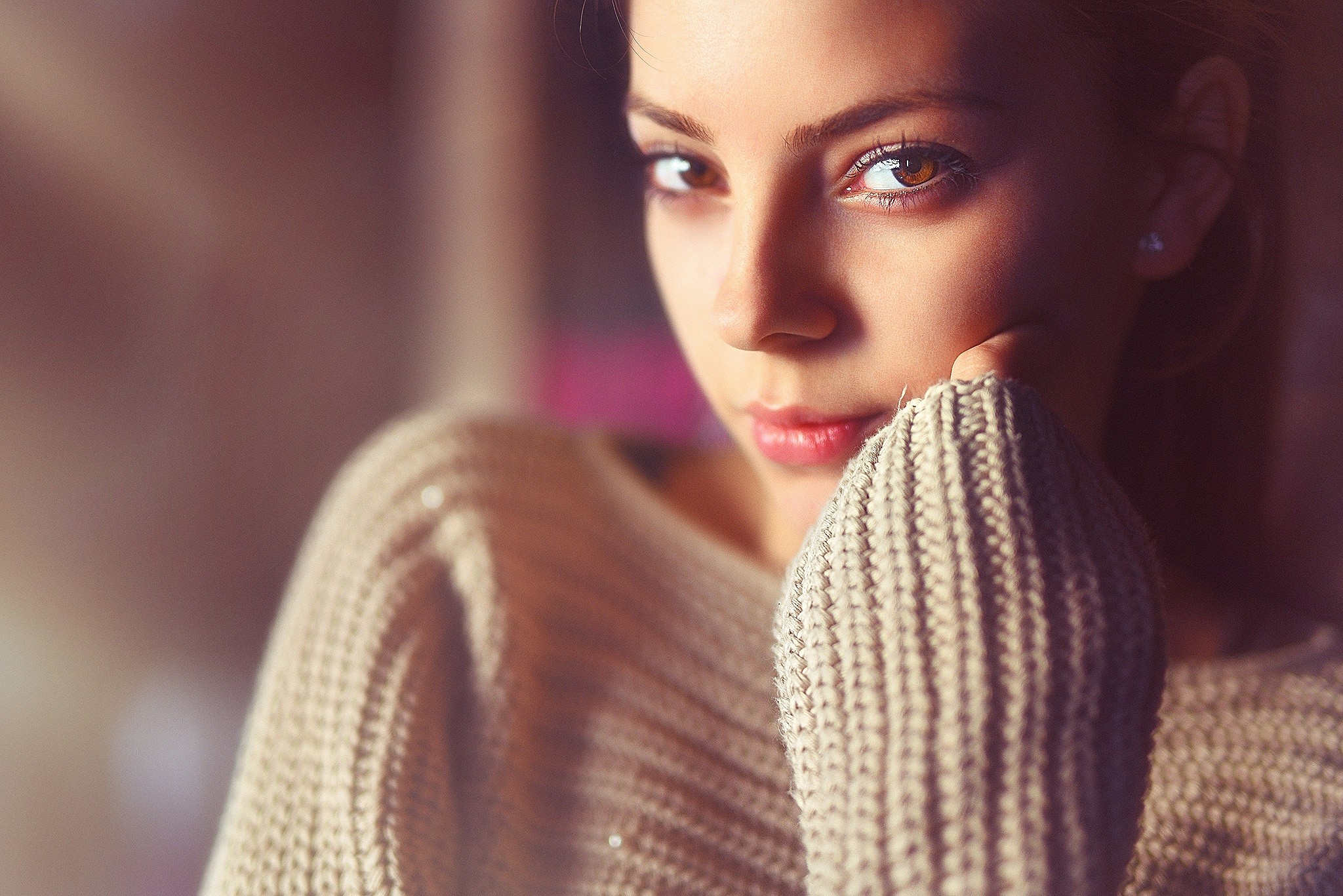 Woman in a sweater with brown eyes looking at viewer HD Wallpaper