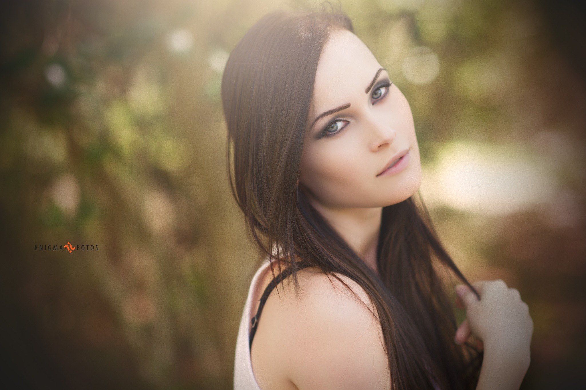 Niece Waidhofer, a brunette model, outdoors HD Wallpaper