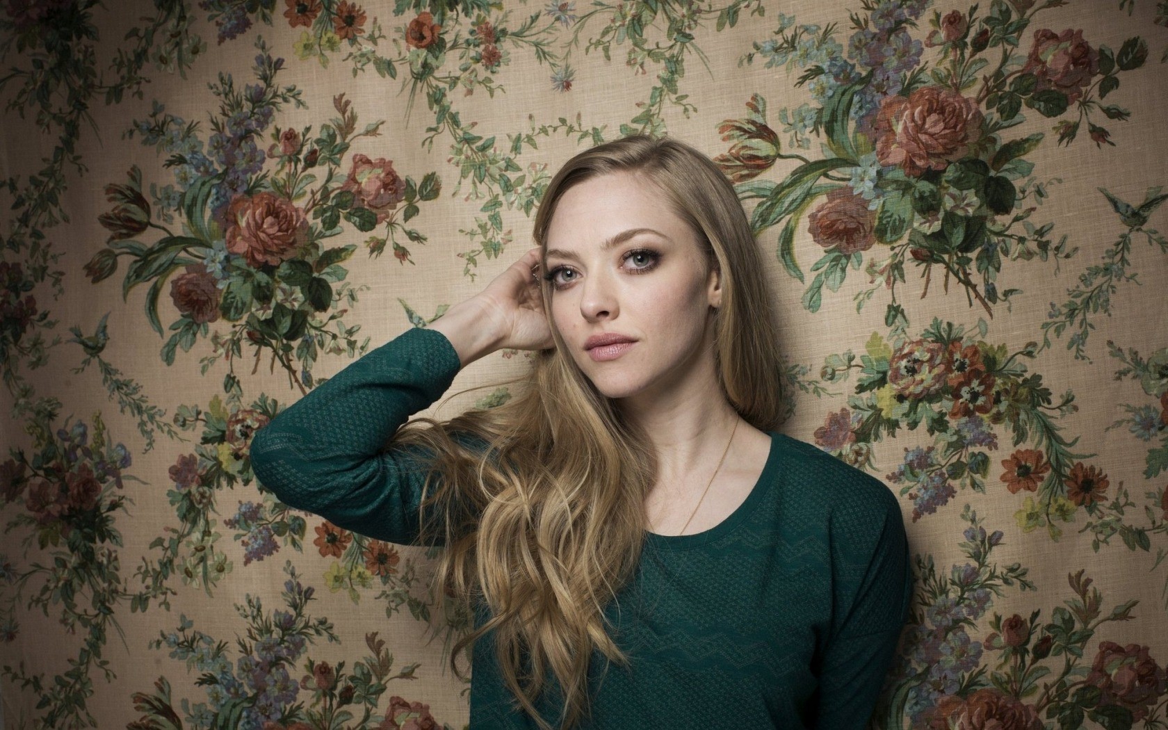 Amanda Seyfried posing in front of floral wallpaper HD Wallpaper