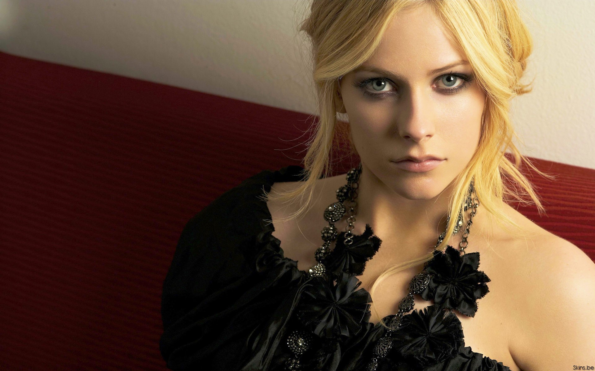 Avril Lavigne wearing a black dress and necklace HD Wallpaper