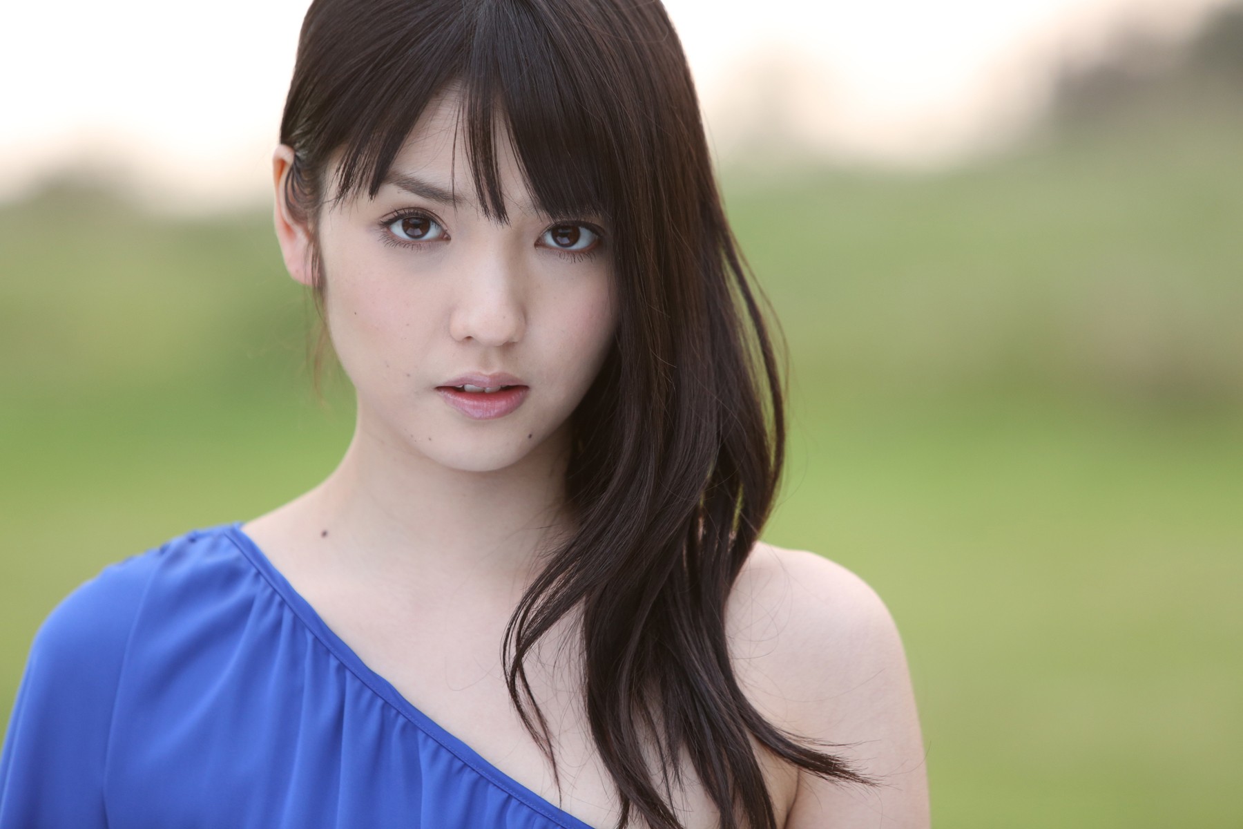 Sayumi Michishige in a blue dress outdoors HD Wallpaper