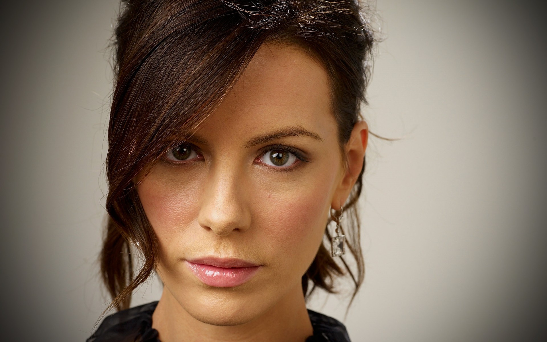 Kate Beckinsale Close-up Portrait HD Wallpaper