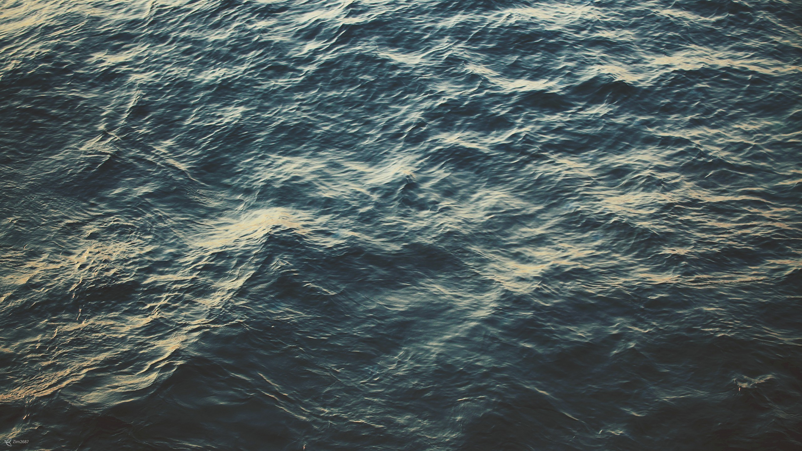 Dark blue ocean waves with sunlight reflections HD Wallpaper